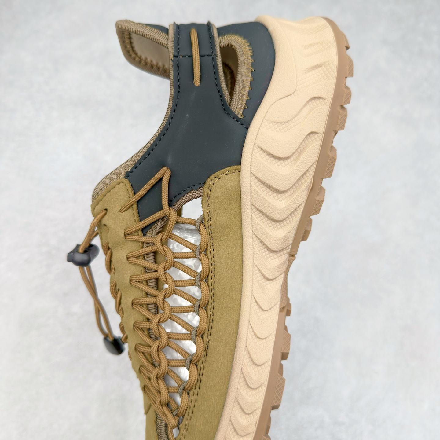 图片[7]-Ecco/爱步越野系列夏季新款男士牛皮舒适运动沙滩凉鞋 便捷松紧带卡扣设计，可自由调节松紧，方便穿脱 鞋面采用ECCO家族工艺牛皮 纹理自然，细腻柔软 橡胶大底，抓地力强，具有良好的耐磨性 感受自然的生命力 追寻户外的热烈与自由 踩出轻盈步调 尺码：39 40 41 42 43 44（标准码）-选品中心