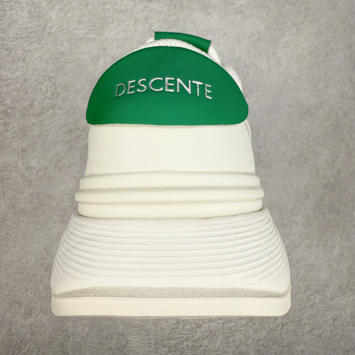 图片[8]-DESCENTE DUALIS 迪桑特都市通勤时尚防滑低帮生活休闲鞋 DESCENTE（迪桑特）创立于1935年，品牌名取自法语词汇，意为“滑降”。品牌箭头标识代表滑雪的三种技术“高速直线滑行”、“穿越”和“侧滑”，也寓意品牌在打造高端专业运动产品中不断追求完美的创新精神，致力于成为中国高端专业滑雪、综训、女子、铁人三项、高尔夫的第一品牌。尺码：36 36.5 37 38 38.5 39 40 40.5 41 42 42.5 43 44 44.5 45-选品中心