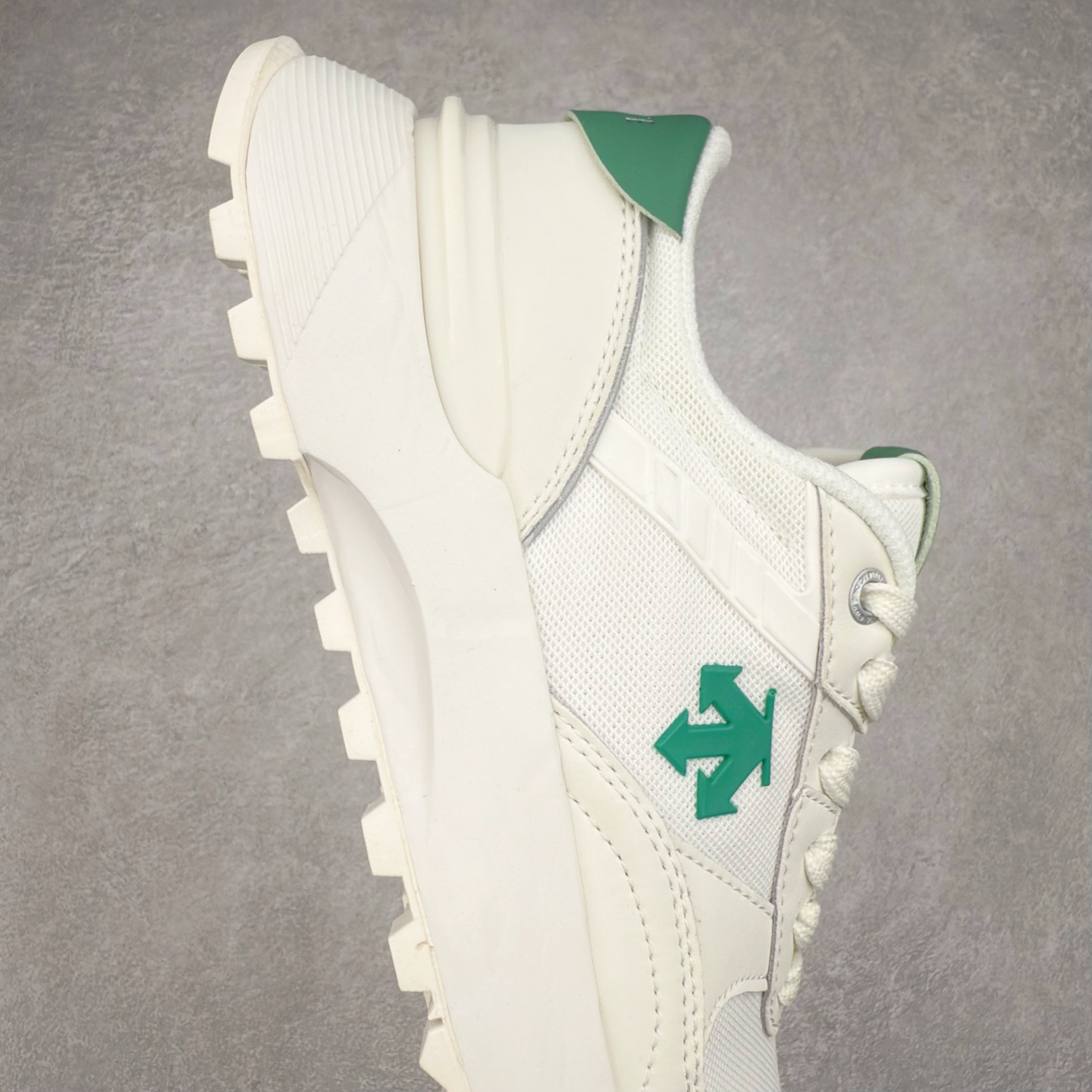 图片[6]-DESCENTE DUALIS 迪桑特都市通勤时尚防滑低帮生活休闲鞋 DESCENTE（迪桑特）创立于1935年，品牌名取自法语词汇，意为“滑降”。品牌箭头标识代表滑雪的三种技术“高速直线滑行”、“穿越”和“侧滑”，也寓意品牌在打造高端专业运动产品中不断追求完美的创新精神，致力于成为中国高端专业滑雪、综训、女子、铁人三项、高尔夫的第一品牌。尺码：36 36.5 37 38 38.5 39 40 40.5 41 42 42.5 43 44 44.5 45-选品中心