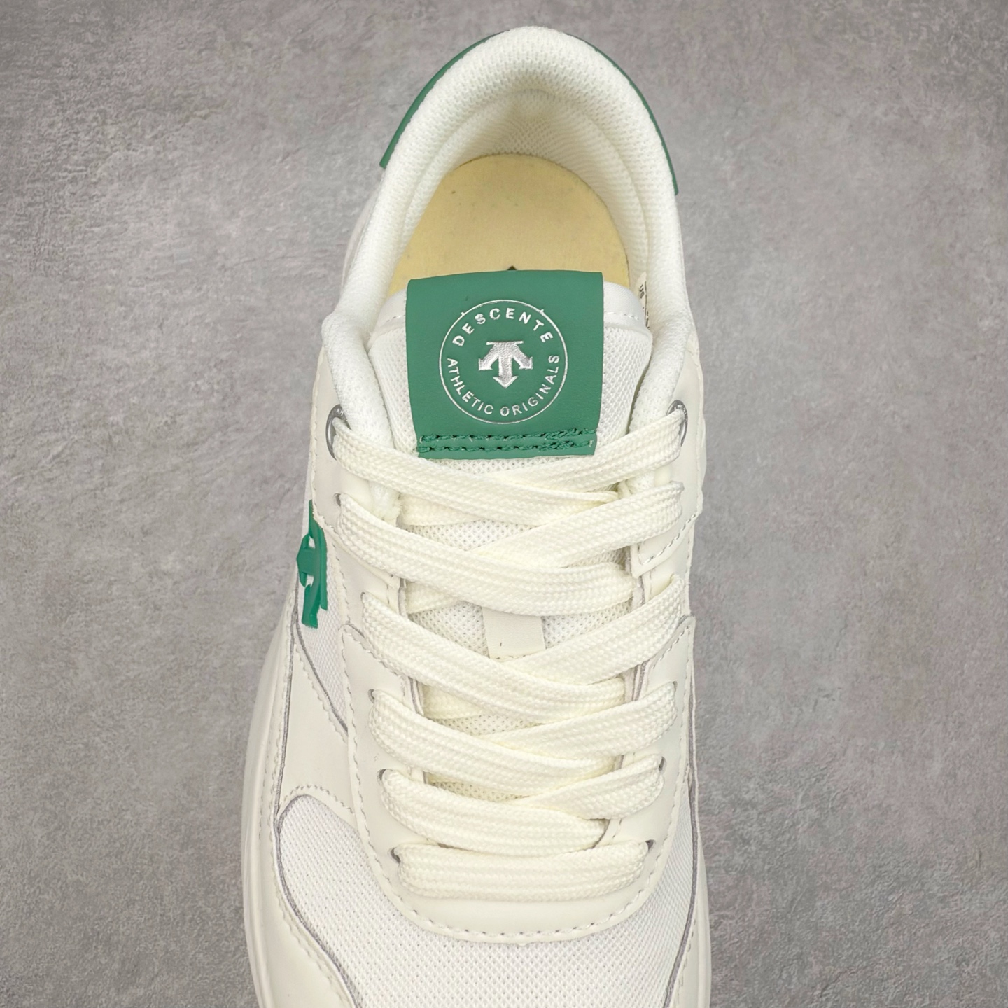 图片[5]-DESCENTE DUALIS 迪桑特都市通勤时尚防滑低帮生活休闲鞋 DESCENTE（迪桑特）创立于1935年，品牌名取自法语词汇，意为“滑降”。品牌箭头标识代表滑雪的三种技术“高速直线滑行”、“穿越”和“侧滑”，也寓意品牌在打造高端专业运动产品中不断追求完美的创新精神，致力于成为中国高端专业滑雪、综训、女子、铁人三项、高尔夫的第一品牌。尺码：36 36.5 37 38 38.5 39 40 40.5 41 42 42.5 43 44 44.5 45-选品中心