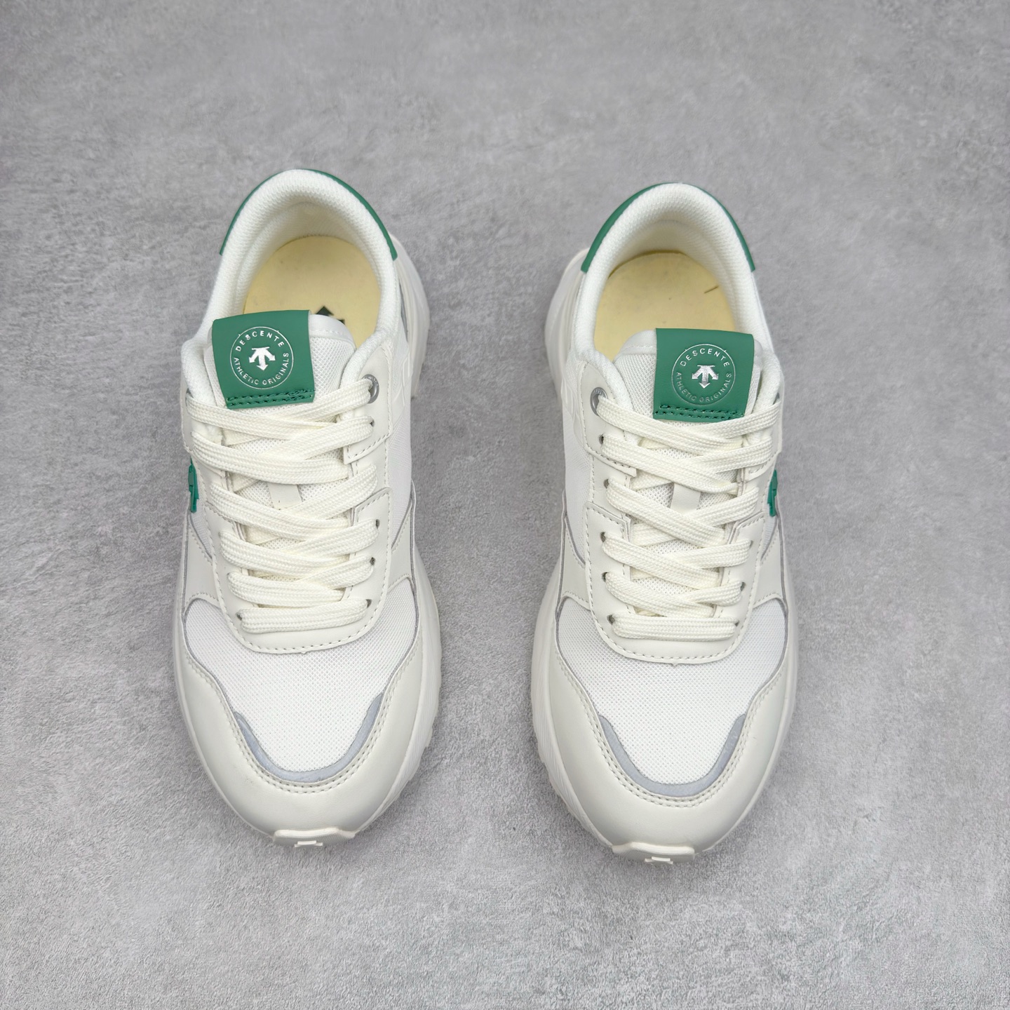 图片[2]-DESCENTE DUALIS 迪桑特都市通勤时尚防滑低帮生活休闲鞋 DESCENTE（迪桑特）创立于1935年，品牌名取自法语词汇，意为“滑降”。品牌箭头标识代表滑雪的三种技术“高速直线滑行”、“穿越”和“侧滑”，也寓意品牌在打造高端专业运动产品中不断追求完美的创新精神，致力于成为中国高端专业滑雪、综训、女子、铁人三项、高尔夫的第一品牌。尺码：36 36.5 37 38 38.5 39 40 40.5 41 42 42.5 43 44 44.5 45-选品中心