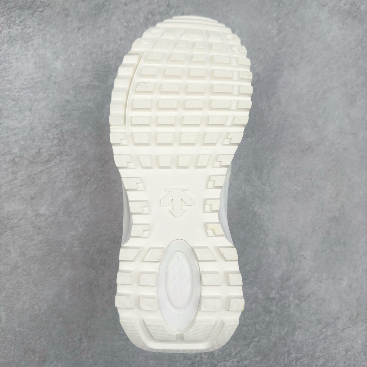 图片[9]-DESCENTE DUALIS 迪桑特都市通勤时尚防滑低帮生活休闲鞋 DESCENTE（迪桑特）创立于1935年，品牌名取自法语词汇，意为“滑降”。品牌箭头标识代表滑雪的三种技术“高速直线滑行”、“穿越”和“侧滑”，也寓意品牌在打造高端专业运动产品中不断追求完美的创新精神，致力于成为中国高端专业滑雪、综训、女子、铁人三项、高尔夫的第一品牌。尺码：36 36.5 37 38 38.5 39 40 40.5 41 42 42.5 43 44 44.5 45-选品中心