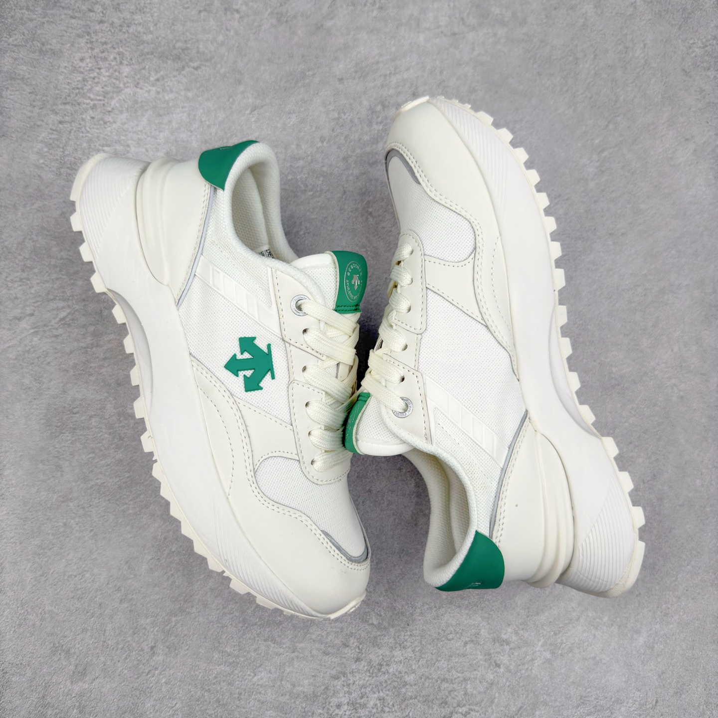 图片[3]-DESCENTE DUALIS 迪桑特都市通勤时尚防滑低帮生活休闲鞋 DESCENTE（迪桑特）创立于1935年，品牌名取自法语词汇，意为“滑降”。品牌箭头标识代表滑雪的三种技术“高速直线滑行”、“穿越”和“侧滑”，也寓意品牌在打造高端专业运动产品中不断追求完美的创新精神，致力于成为中国高端专业滑雪、综训、女子、铁人三项、高尔夫的第一品牌。尺码：36 36.5 37 38 38.5 39 40 40.5 41 42 42.5 43 44 44.5 45-选品中心