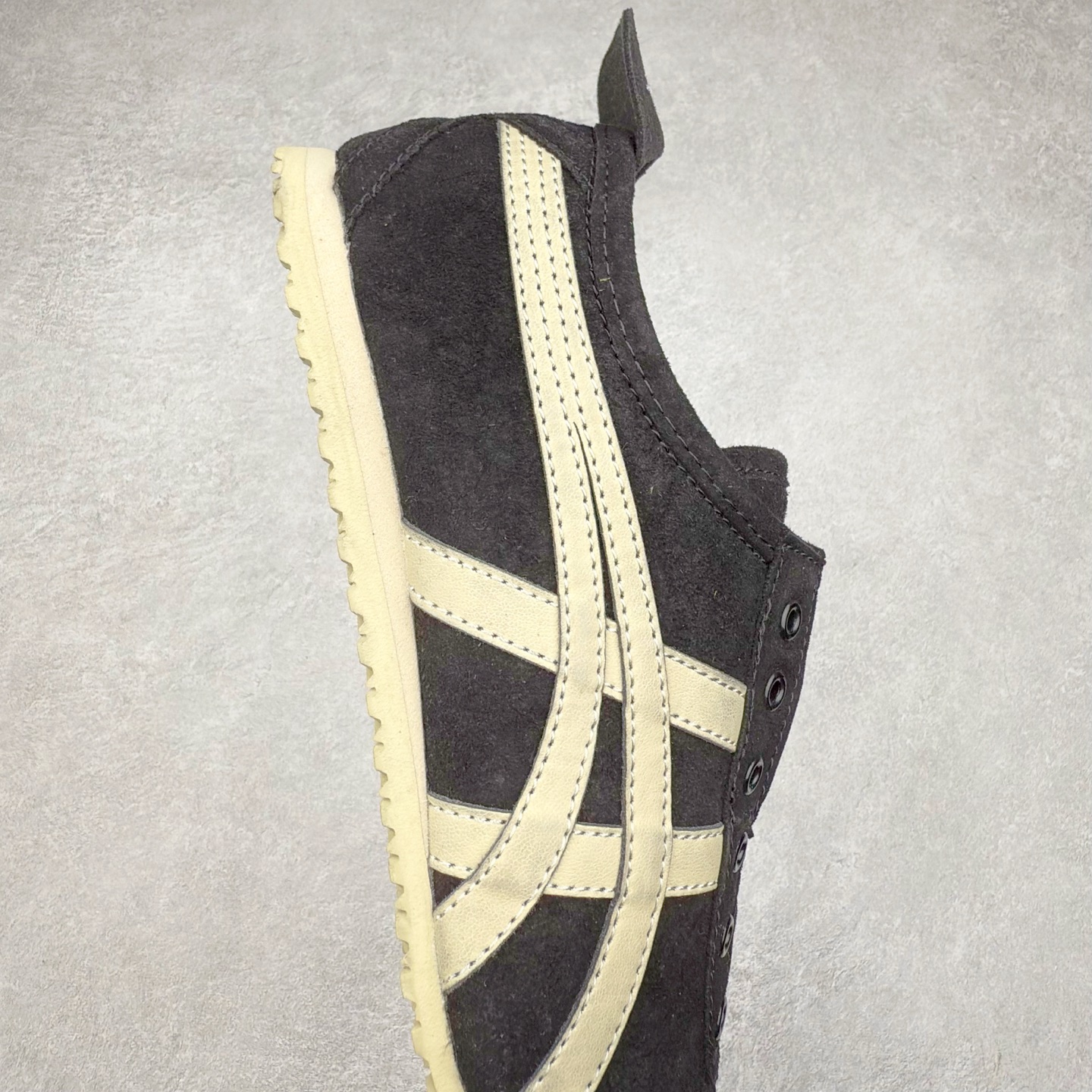 图片[6]-Onitsuka Tiger MEXICO 66 亚瑟士鬼冢虎复古经典板鞋 产品从款式颜色造型上体现出追求舒适和细节的完美 鞋类更是推崇手工制作的严谨与完美 融舒适性与可穿性的设计风格 注重细节的完美和别致魅力 既保持稳重 又不失轻松的时尚感 尺码：36 37 37.5 38 39 39.5 40 40.5 41.5 42 42.5 43.5 44 45-选品中心