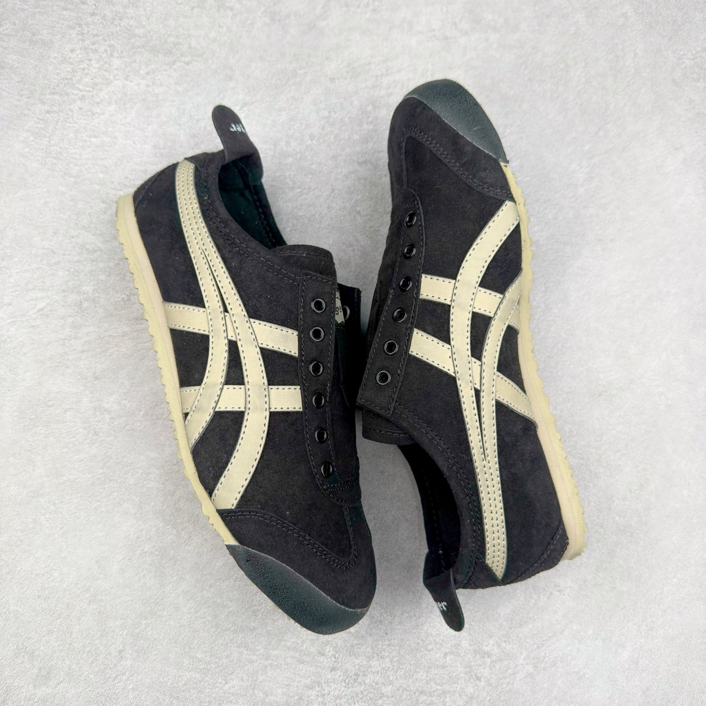 图片[3]-Onitsuka Tiger MEXICO 66 亚瑟士鬼冢虎复古经典板鞋 产品从款式颜色造型上体现出追求舒适和细节的完美 鞋类更是推崇手工制作的严谨与完美 融舒适性与可穿性的设计风格 注重细节的完美和别致魅力 既保持稳重 又不失轻松的时尚感 尺码：36 37 37.5 38 39 39.5 40 40.5 41.5 42 42.5 43.5 44 45-选品中心