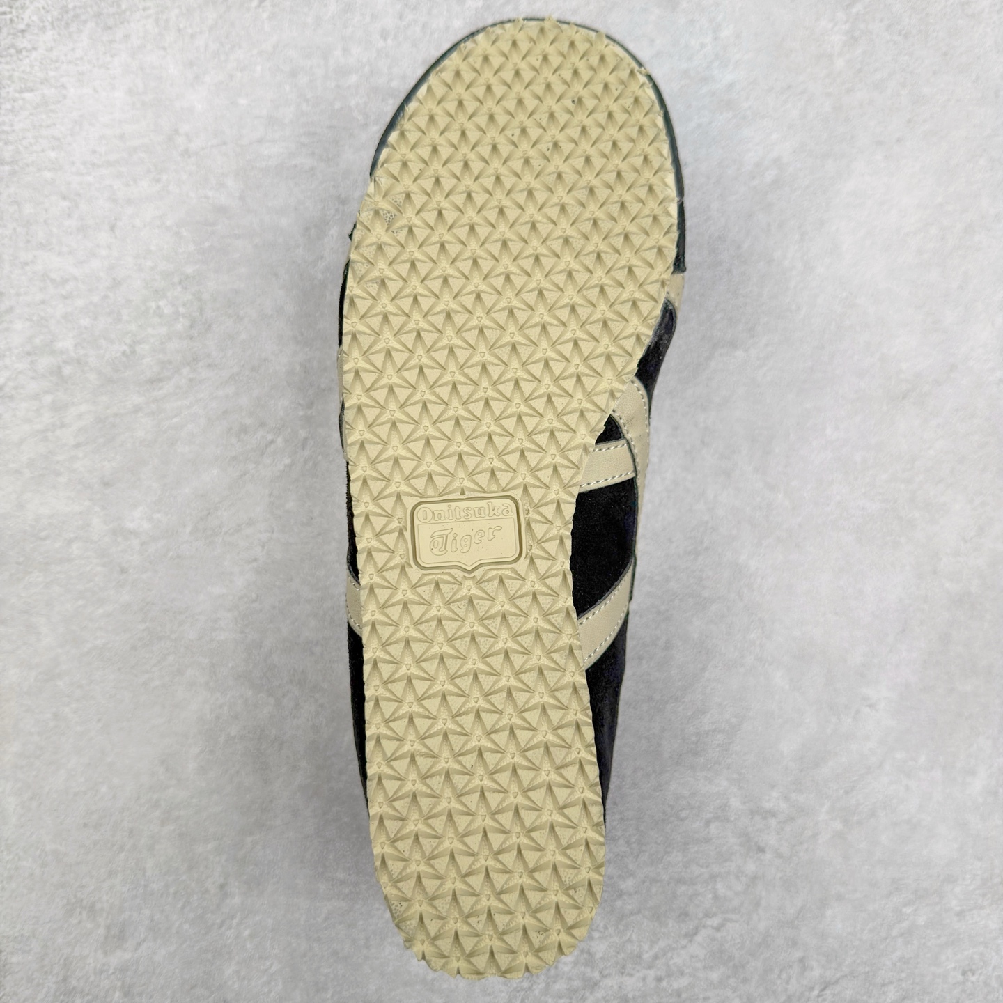 图片[9]-Onitsuka Tiger MEXICO 66 亚瑟士鬼冢虎复古经典板鞋 产品从款式颜色造型上体现出追求舒适和细节的完美 鞋类更是推崇手工制作的严谨与完美 融舒适性与可穿性的设计风格 注重细节的完美和别致魅力 既保持稳重 又不失轻松的时尚感 尺码：36 37 37.5 38 39 39.5 40 40.5 41.5 42 42.5 43.5 44 45-选品中心