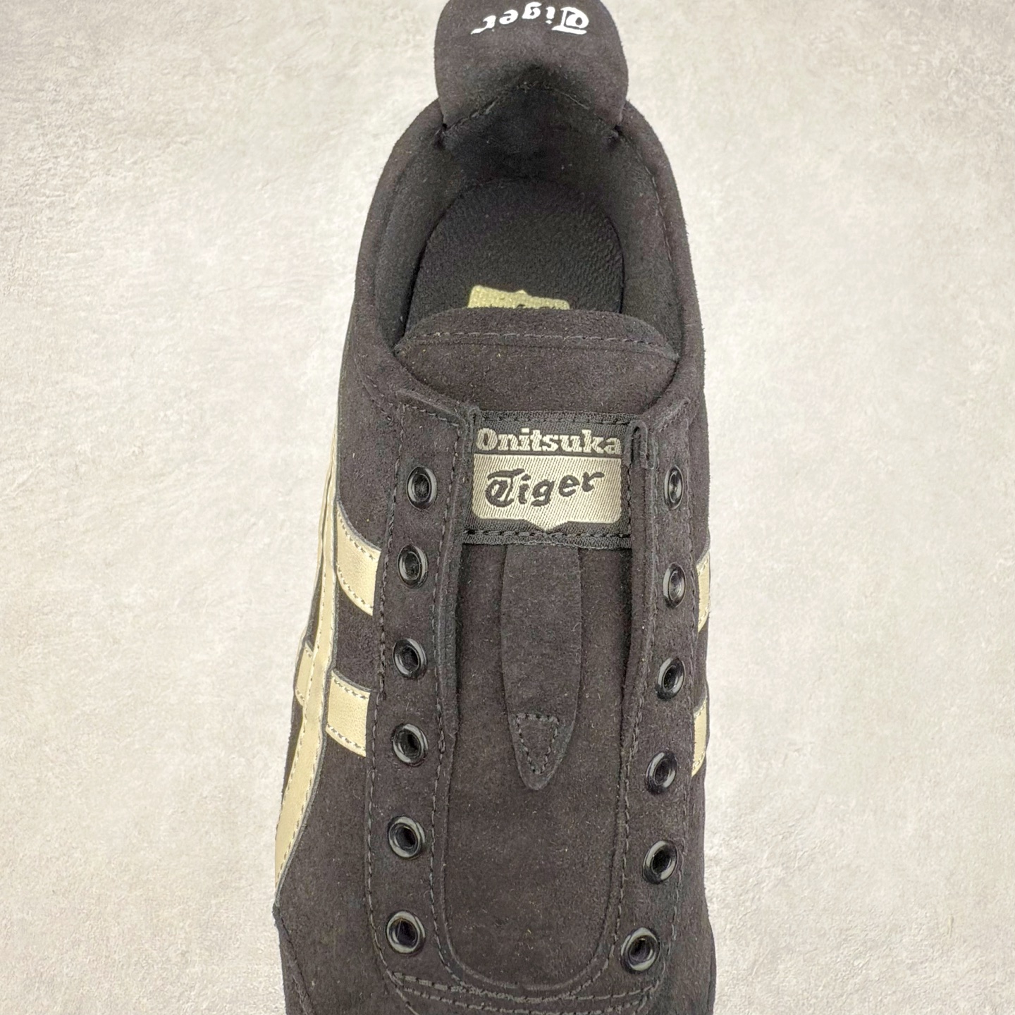 图片[5]-Onitsuka Tiger MEXICO 66 亚瑟士鬼冢虎复古经典板鞋 产品从款式颜色造型上体现出追求舒适和细节的完美 鞋类更是推崇手工制作的严谨与完美 融舒适性与可穿性的设计风格 注重细节的完美和别致魅力 既保持稳重 又不失轻松的时尚感 尺码：36 37 37.5 38 39 39.5 40 40.5 41.5 42 42.5 43.5 44 45-选品中心