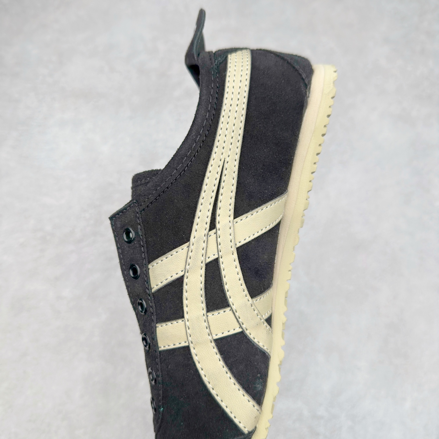 图片[7]-Onitsuka Tiger MEXICO 66 亚瑟士鬼冢虎复古经典板鞋 产品从款式颜色造型上体现出追求舒适和细节的完美 鞋类更是推崇手工制作的严谨与完美 融舒适性与可穿性的设计风格 注重细节的完美和别致魅力 既保持稳重 又不失轻松的时尚感 尺码：36 37 37.5 38 39 39.5 40 40.5 41.5 42 42.5 43.5 44 45-选品中心