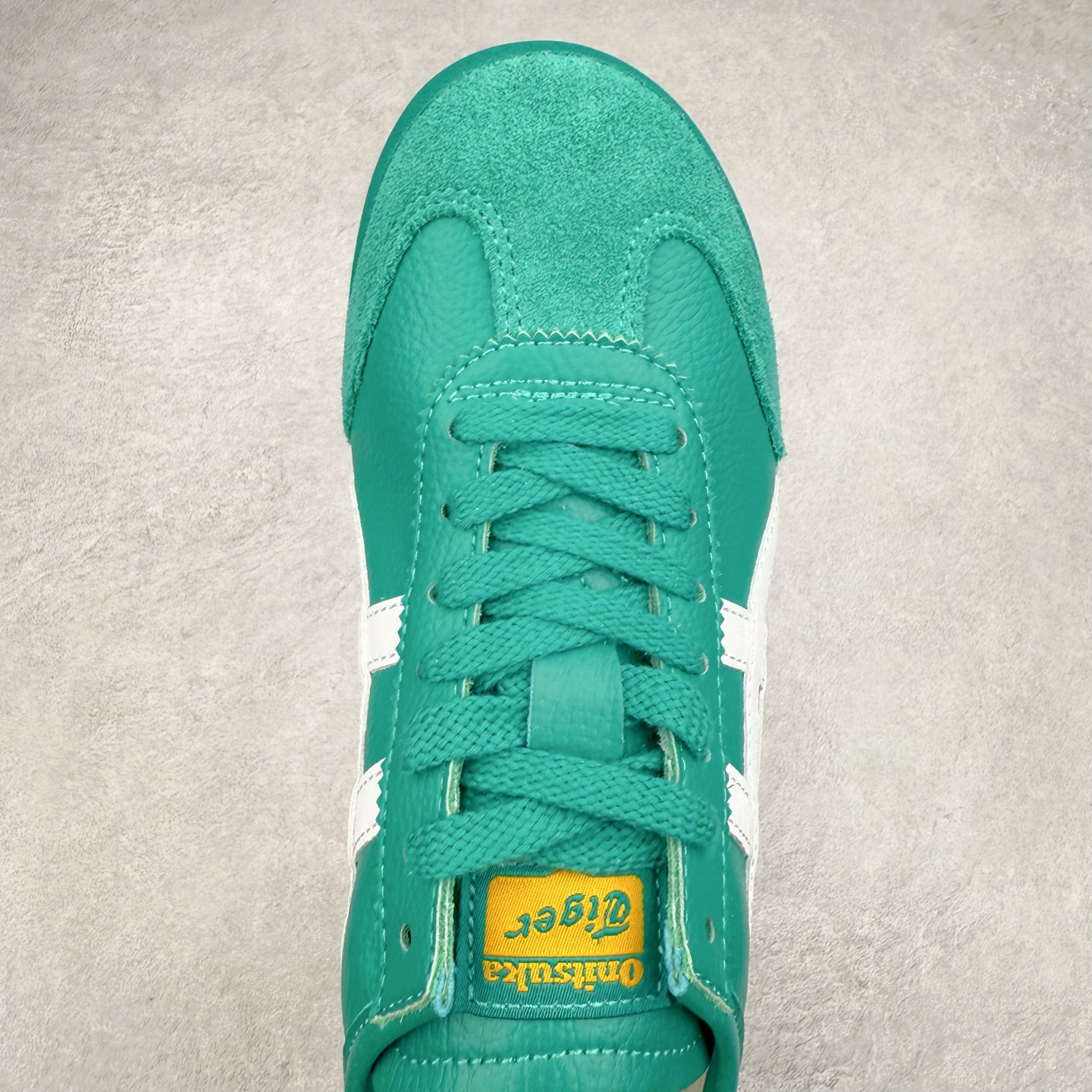 图片[4]-Onitsuka Tiger MEXICO 66 亚瑟士鬼冢虎复古经典板鞋 产品从款式颜色造型上体现出追求舒适和细节的完美 鞋类更是推崇手工制作的严谨与完美 融舒适性与可穿性的设计风格 注重细节的完美和别致魅力 既保持稳重 又不失轻松的时尚感 尺码：36 37 37.5 38 39 39.5 40 40.5 41.5 42 42.5 43.5 44 45-选品中心