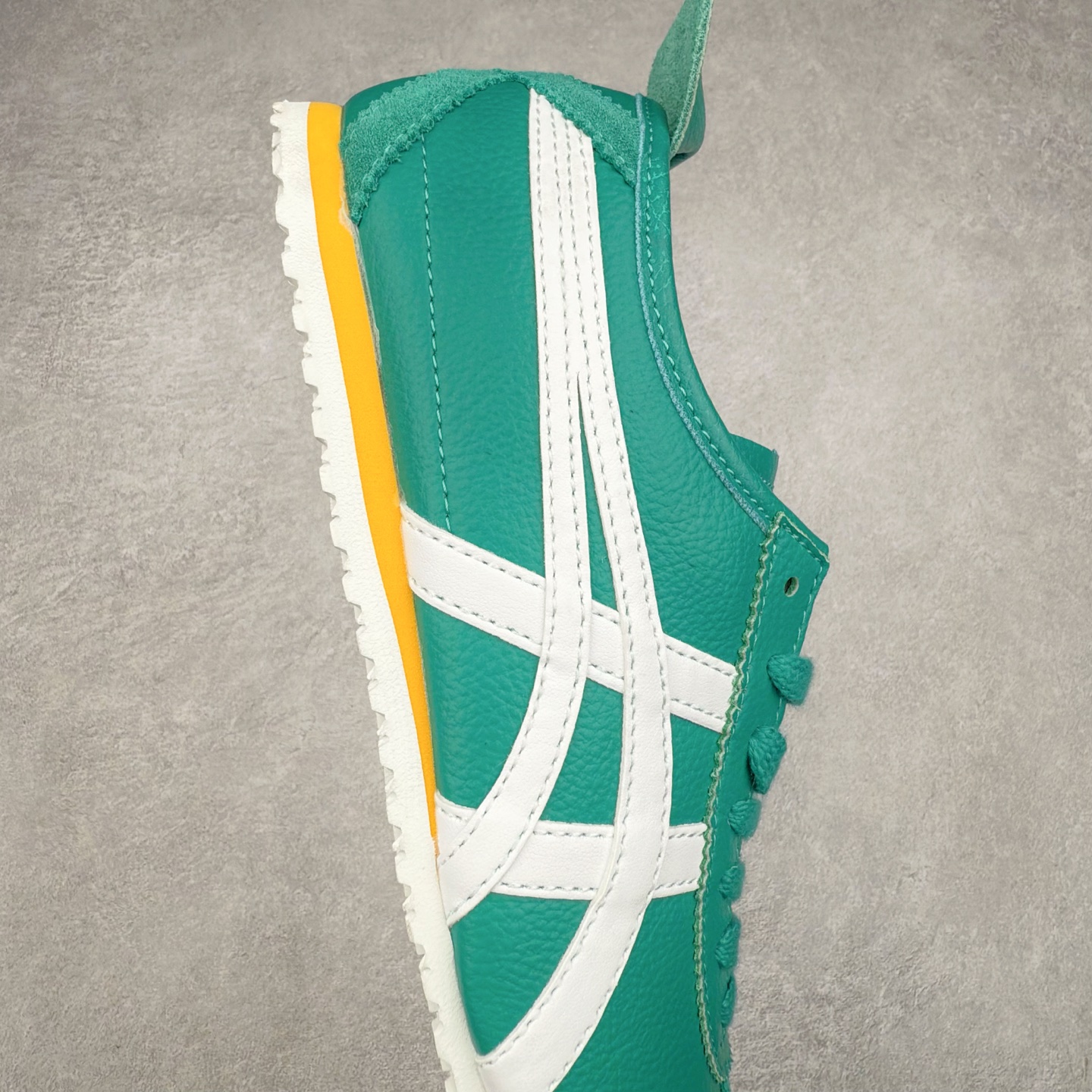 图片[6]-Onitsuka Tiger MEXICO 66 亚瑟士鬼冢虎复古经典板鞋 产品从款式颜色造型上体现出追求舒适和细节的完美 鞋类更是推崇手工制作的严谨与完美 融舒适性与可穿性的设计风格 注重细节的完美和别致魅力 既保持稳重 又不失轻松的时尚感 尺码：36 37 37.5 38 39 39.5 40 40.5 41.5 42 42.5 43.5 44 45-选品中心