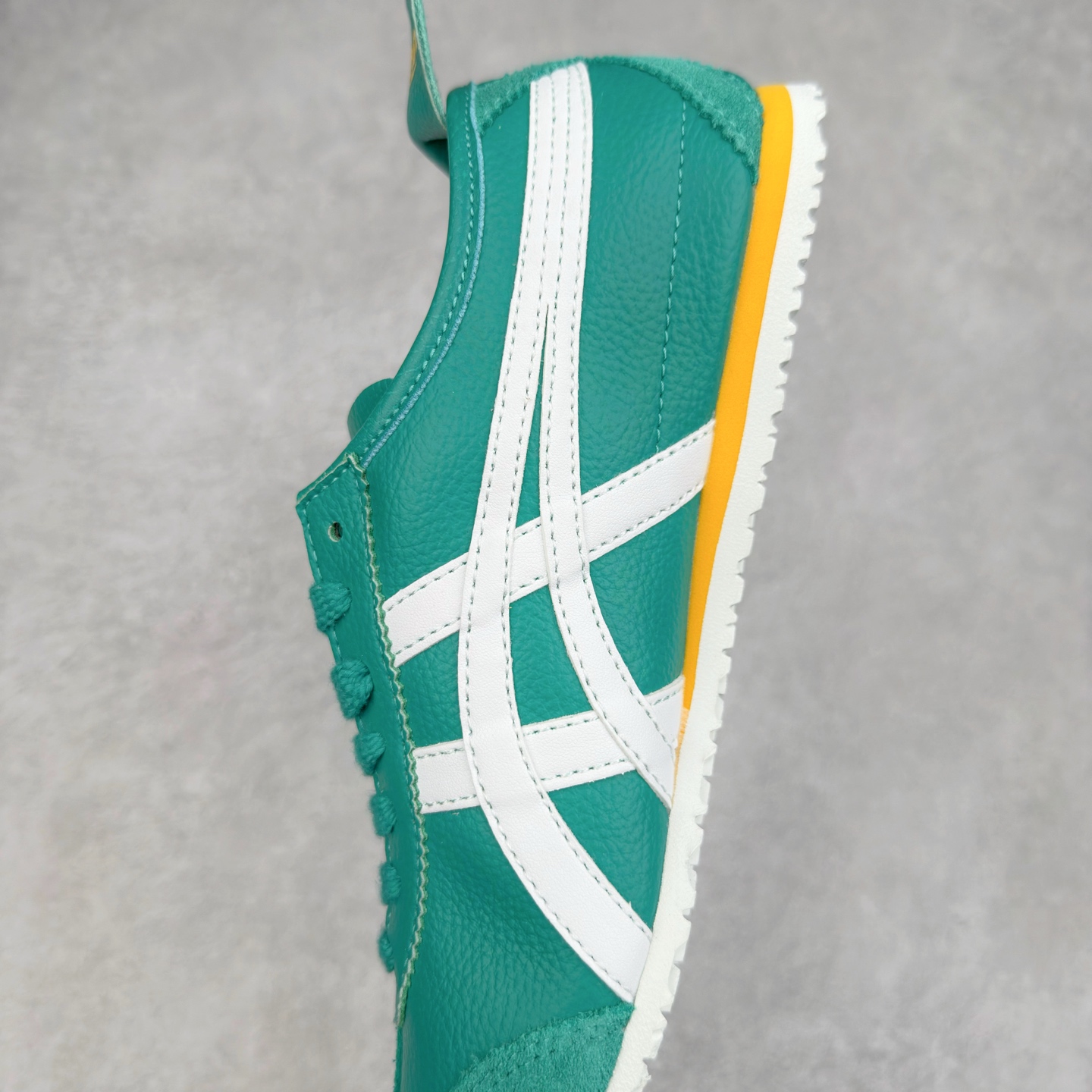 图片[7]-Onitsuka Tiger MEXICO 66 亚瑟士鬼冢虎复古经典板鞋 产品从款式颜色造型上体现出追求舒适和细节的完美 鞋类更是推崇手工制作的严谨与完美 融舒适性与可穿性的设计风格 注重细节的完美和别致魅力 既保持稳重 又不失轻松的时尚感 尺码：36 37 37.5 38 39 39.5 40 40.5 41.5 42 42.5 43.5 44 45-选品中心