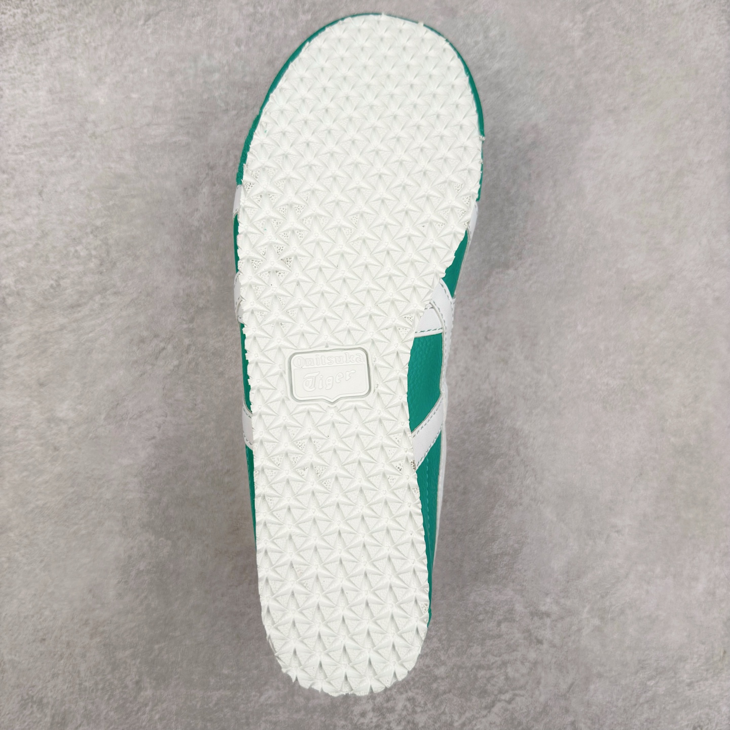 图片[9]-Onitsuka Tiger MEXICO 66 亚瑟士鬼冢虎复古经典板鞋 产品从款式颜色造型上体现出追求舒适和细节的完美 鞋类更是推崇手工制作的严谨与完美 融舒适性与可穿性的设计风格 注重细节的完美和别致魅力 既保持稳重 又不失轻松的时尚感 尺码：36 37 37.5 38 39 39.5 40 40.5 41.5 42 42.5 43.5 44 45-选品中心