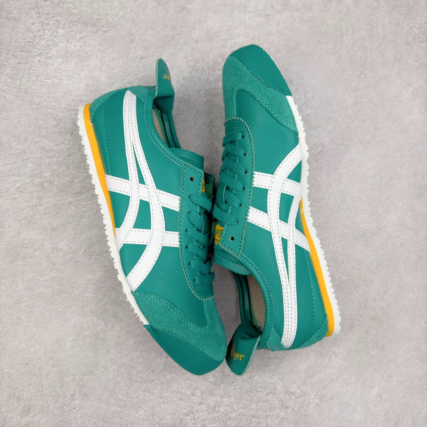 图片[3]-Onitsuka Tiger MEXICO 66 亚瑟士鬼冢虎复古经典板鞋 产品从款式颜色造型上体现出追求舒适和细节的完美 鞋类更是推崇手工制作的严谨与完美 融舒适性与可穿性的设计风格 注重细节的完美和别致魅力 既保持稳重 又不失轻松的时尚感 尺码：36 37 37.5 38 39 39.5 40 40.5 41.5 42 42.5 43.5 44 45-选品中心