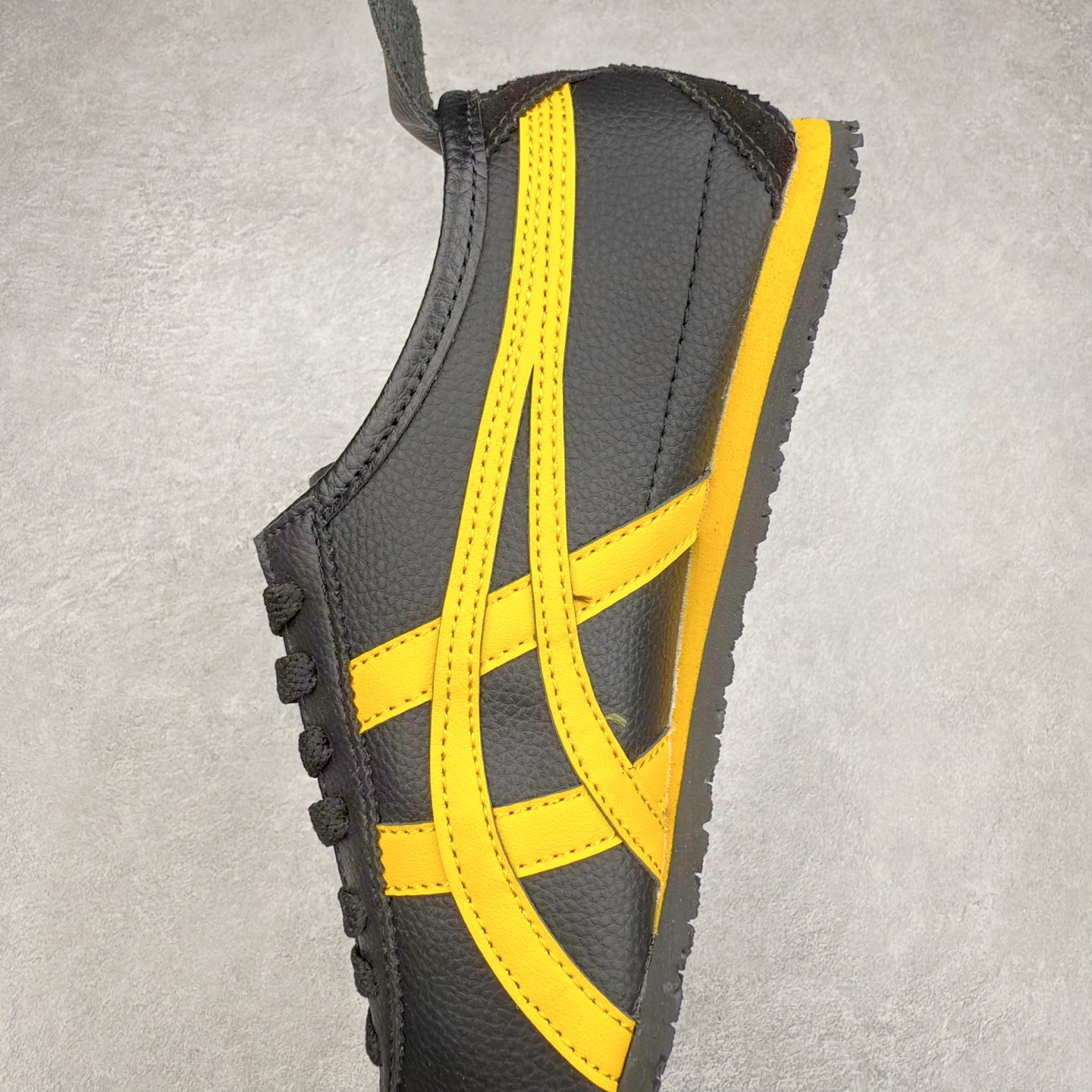 图片[7]-Onitsuka Tiger MEXICO 66 亚瑟士鬼冢虎复古经典板鞋 产品从款式颜色造型上体现出追求舒适和细节的完美 鞋类更是推崇手工制作的严谨与完美 融舒适性与可穿性的设计风格 注重细节的完美和别致魅力 既保持稳重 又不失轻松的时尚感 尺码：36 37 37.5 38 39 39.5 40 40.5 41.5 42 42.5 43.5 44 45-选品中心