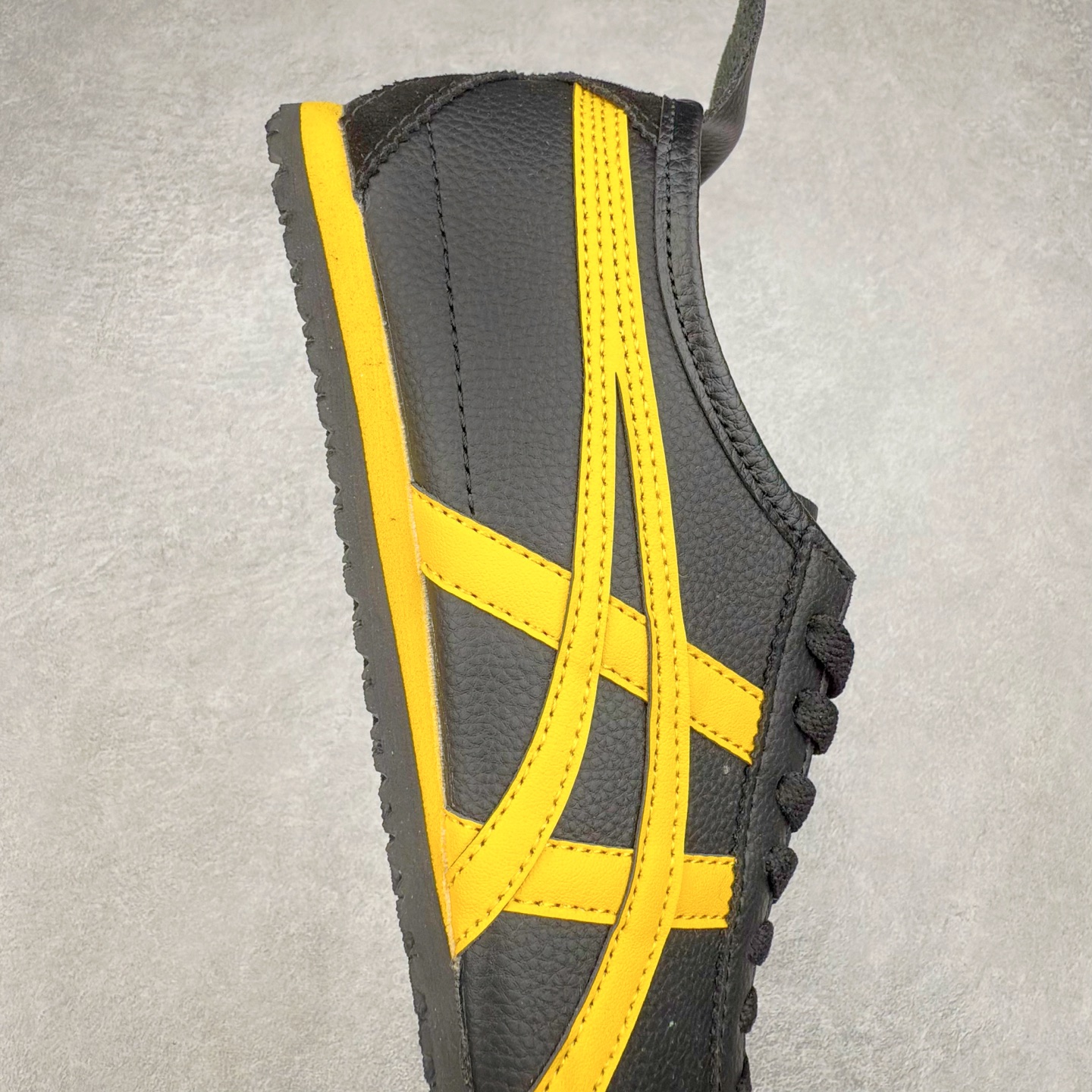 图片[6]-Onitsuka Tiger MEXICO 66 亚瑟士鬼冢虎复古经典板鞋 产品从款式颜色造型上体现出追求舒适和细节的完美 鞋类更是推崇手工制作的严谨与完美 融舒适性与可穿性的设计风格 注重细节的完美和别致魅力 既保持稳重 又不失轻松的时尚感 尺码：36 37 37.5 38 39 39.5 40 40.5 41.5 42 42.5 43.5 44 45-选品中心