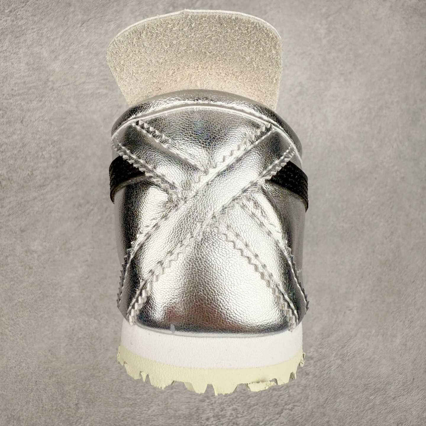 图片[8]-Onitsuka Tiger MEXICO 66 亚瑟士鬼冢虎复古经典板鞋 产品从款式颜色造型上体现出追求舒适和细节的完美 鞋类更是推崇手工制作的严谨与完美 融舒适性与可穿性的设计风格 注重细节的完美和别致魅力 既保持稳重 又不失轻松的时尚感 尺码：36 37 37.5 38 39 39.5 40 40.5 41.5 42 42.5 43.5 44 45-选品中心