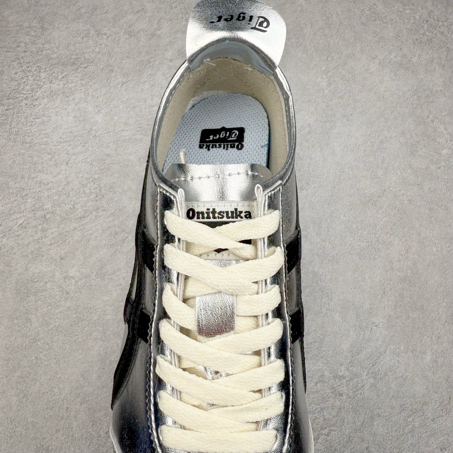 图片[5]-Onitsuka Tiger MEXICO 66 亚瑟士鬼冢虎复古经典板鞋 产品从款式颜色造型上体现出追求舒适和细节的完美 鞋类更是推崇手工制作的严谨与完美 融舒适性与可穿性的设计风格 注重细节的完美和别致魅力 既保持稳重 又不失轻松的时尚感 尺码：36 37 37.5 38 39 39.5 40 40.5 41.5 42 42.5 43.5 44 45-选品中心