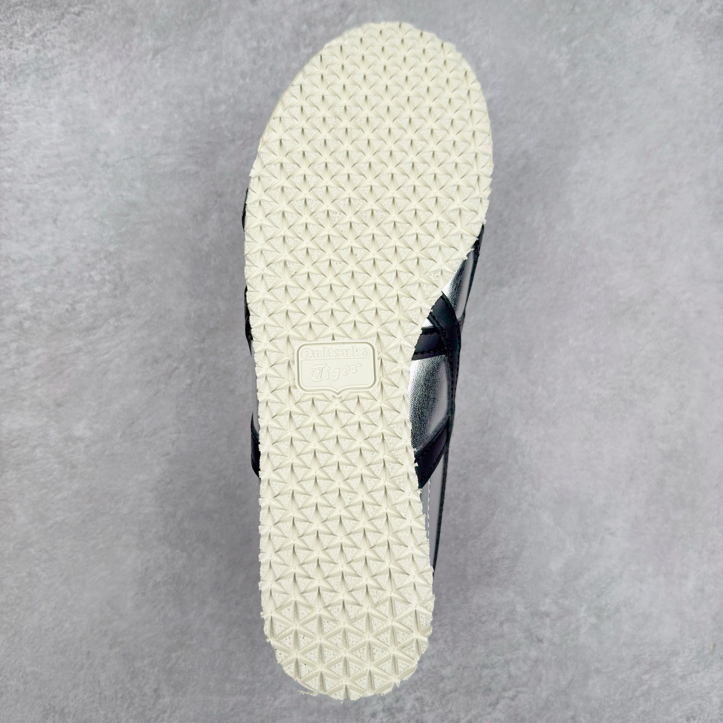 图片[9]-Onitsuka Tiger MEXICO 66 亚瑟士鬼冢虎复古经典板鞋 产品从款式颜色造型上体现出追求舒适和细节的完美 鞋类更是推崇手工制作的严谨与完美 融舒适性与可穿性的设计风格 注重细节的完美和别致魅力 既保持稳重 又不失轻松的时尚感 尺码：36 37 37.5 38 39 39.5 40 40.5 41.5 42 42.5 43.5 44 45-选品中心