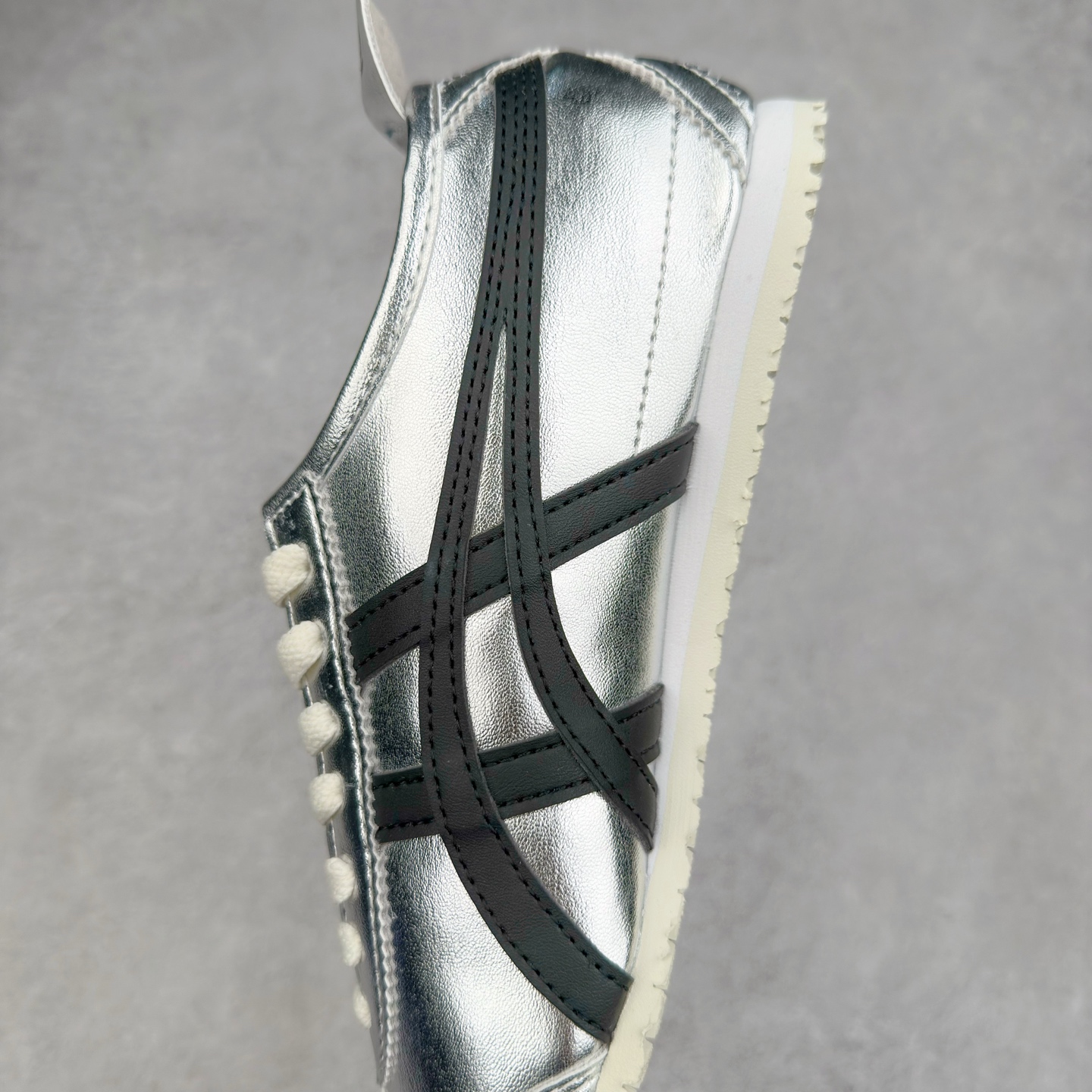 图片[7]-Onitsuka Tiger MEXICO 66 亚瑟士鬼冢虎复古经典板鞋 产品从款式颜色造型上体现出追求舒适和细节的完美 鞋类更是推崇手工制作的严谨与完美 融舒适性与可穿性的设计风格 注重细节的完美和别致魅力 既保持稳重 又不失轻松的时尚感 尺码：36 37 37.5 38 39 39.5 40 40.5 41.5 42 42.5 43.5 44 45-选品中心