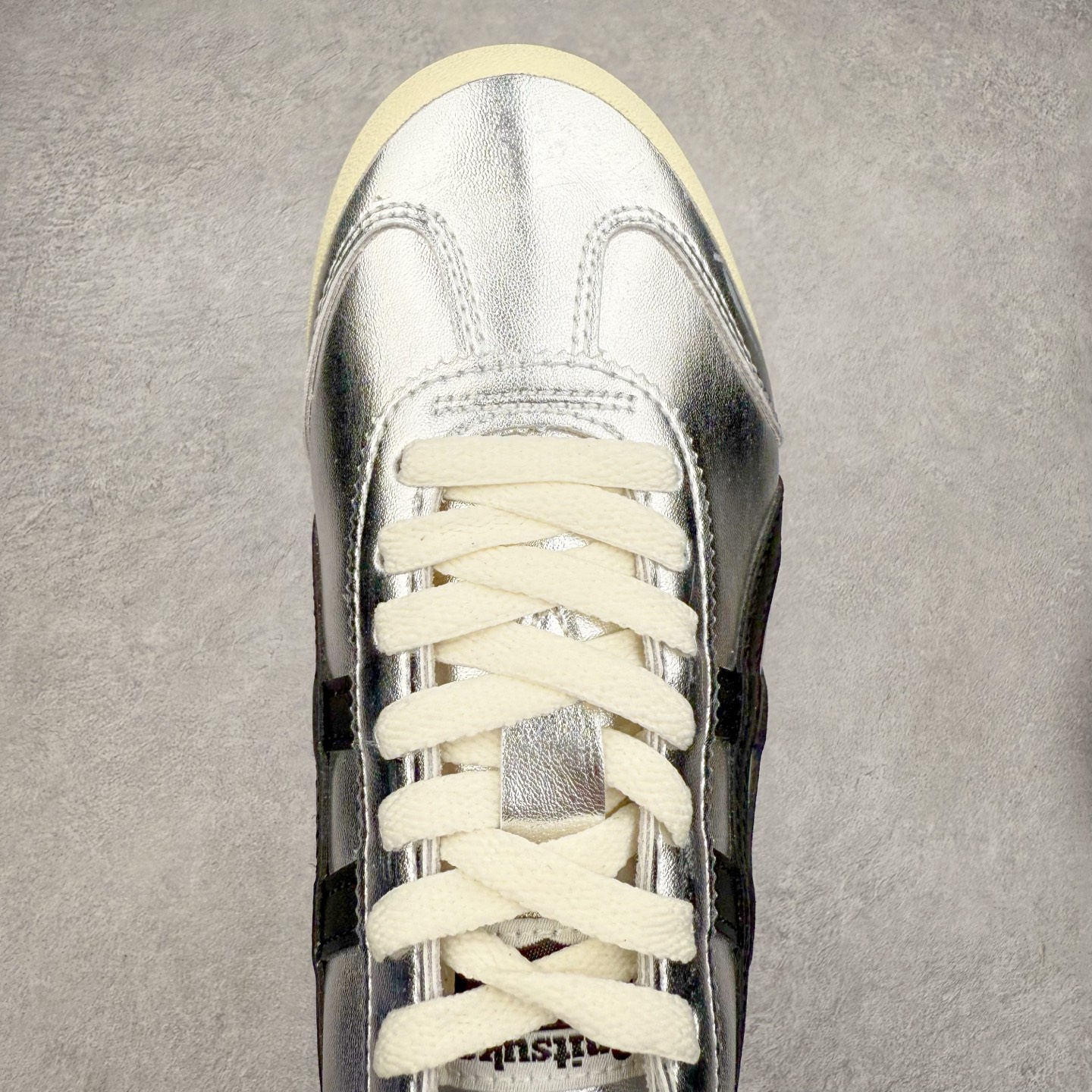 图片[4]-Onitsuka Tiger MEXICO 66 亚瑟士鬼冢虎复古经典板鞋 产品从款式颜色造型上体现出追求舒适和细节的完美 鞋类更是推崇手工制作的严谨与完美 融舒适性与可穿性的设计风格 注重细节的完美和别致魅力 既保持稳重 又不失轻松的时尚感 尺码：36 37 37.5 38 39 39.5 40 40.5 41.5 42 42.5 43.5 44 45-选品中心