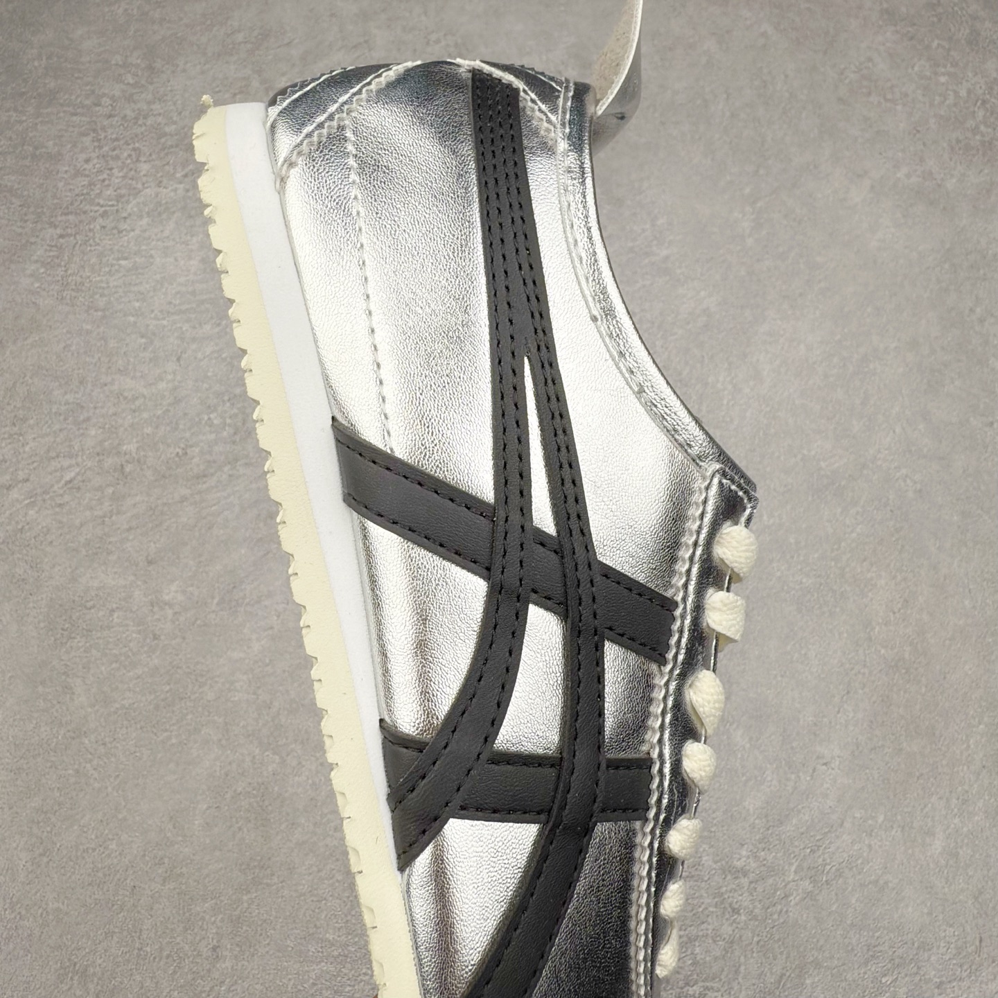 图片[6]-Onitsuka Tiger MEXICO 66 亚瑟士鬼冢虎复古经典板鞋 产品从款式颜色造型上体现出追求舒适和细节的完美 鞋类更是推崇手工制作的严谨与完美 融舒适性与可穿性的设计风格 注重细节的完美和别致魅力 既保持稳重 又不失轻松的时尚感 尺码：36 37 37.5 38 39 39.5 40 40.5 41.5 42 42.5 43.5 44 45-选品中心