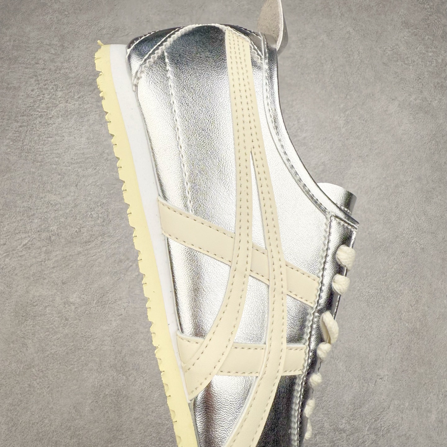 图片[6]-Onitsuka Tiger MEXICO 66 亚瑟士鬼冢虎复古经典板鞋 产品从款式颜色造型上体现出追求舒适和细节的完美 鞋类更是推崇手工制作的严谨与完美 融舒适性与可穿性的设计风格 注重细节的完美和别致魅力 既保持稳重 又不失轻松的时尚感 尺码：36 37 37.5 38 39 39.5 40 40.5 41.5 42 42.5 43.5 44 45-选品中心