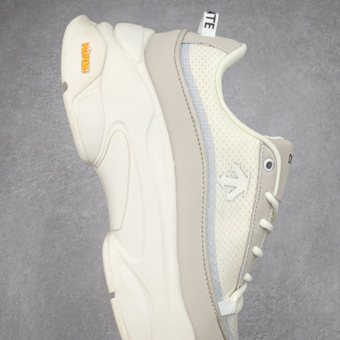 图片[6]-DESCENTE Dualis 迪桑特舒适百搭防滑耐磨 低帮生活休闲鞋 DESCENTE（迪桑特）创立于1935年，品牌名取自法语词汇，意为“滑降”。品牌箭头标识代表滑雪的三种技术“高速直线滑行”、“穿越”和“侧滑”，也寓意品牌在打造高端专业运动产品中不断追求完美的创新精神，致力于成为中国高端专业滑雪、综训、女子、铁人三项、高尔夫的第一品牌。尺码：36 36.5 37 38 38.5 39 40 40.5 41 42 42.5 43 44 44.5 45-选品中心