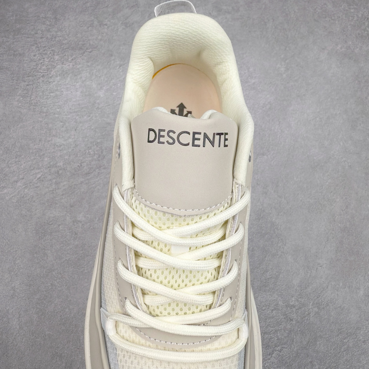 图片[5]-DESCENTE Dualis 迪桑特舒适百搭防滑耐磨 低帮生活休闲鞋 DESCENTE（迪桑特）创立于1935年，品牌名取自法语词汇，意为“滑降”。品牌箭头标识代表滑雪的三种技术“高速直线滑行”、“穿越”和“侧滑”，也寓意品牌在打造高端专业运动产品中不断追求完美的创新精神，致力于成为中国高端专业滑雪、综训、女子、铁人三项、高尔夫的第一品牌。尺码：36 36.5 37 38 38.5 39 40 40.5 41 42 42.5 43 44 44.5 45-选品中心