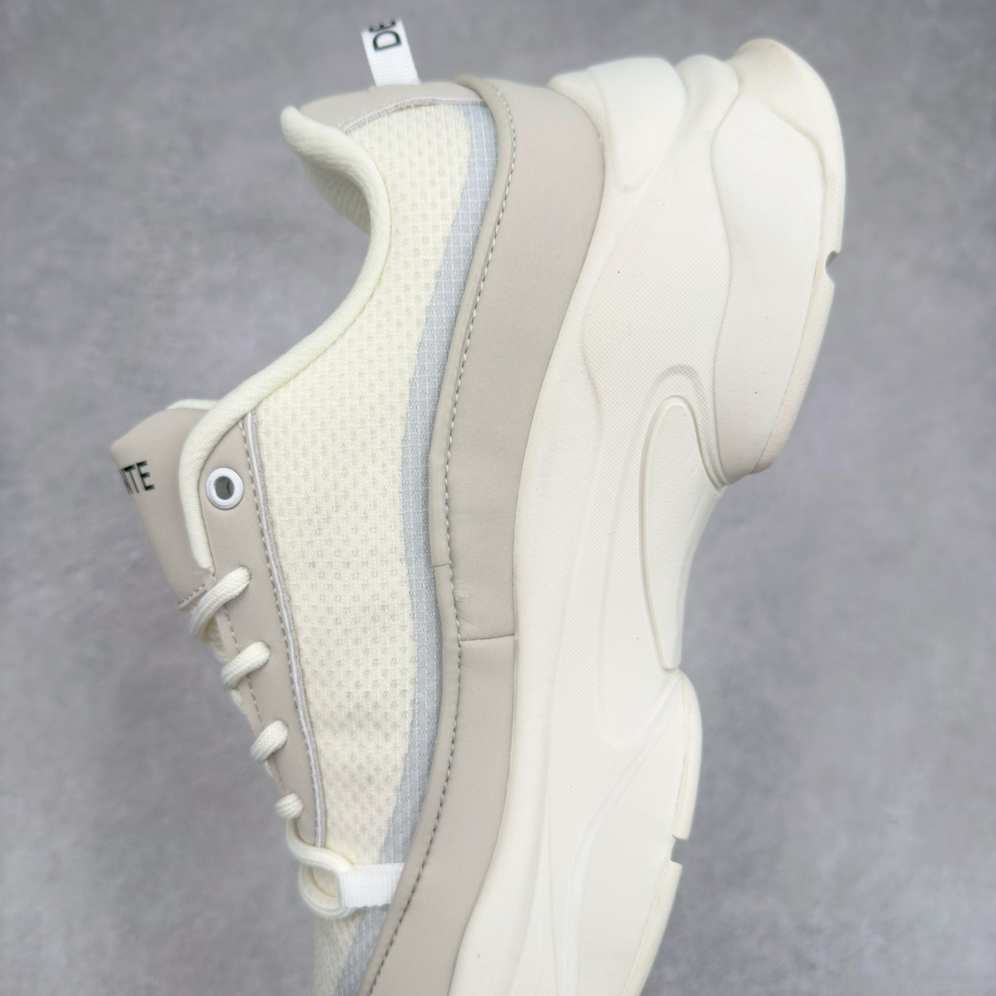 图片[7]-DESCENTE Dualis 迪桑特舒适百搭防滑耐磨 低帮生活休闲鞋 DESCENTE（迪桑特）创立于1935年，品牌名取自法语词汇，意为“滑降”。品牌箭头标识代表滑雪的三种技术“高速直线滑行”、“穿越”和“侧滑”，也寓意品牌在打造高端专业运动产品中不断追求完美的创新精神，致力于成为中国高端专业滑雪、综训、女子、铁人三项、高尔夫的第一品牌。尺码：36 36.5 37 38 38.5 39 40 40.5 41 42 42.5 43 44 44.5 45-选品中心