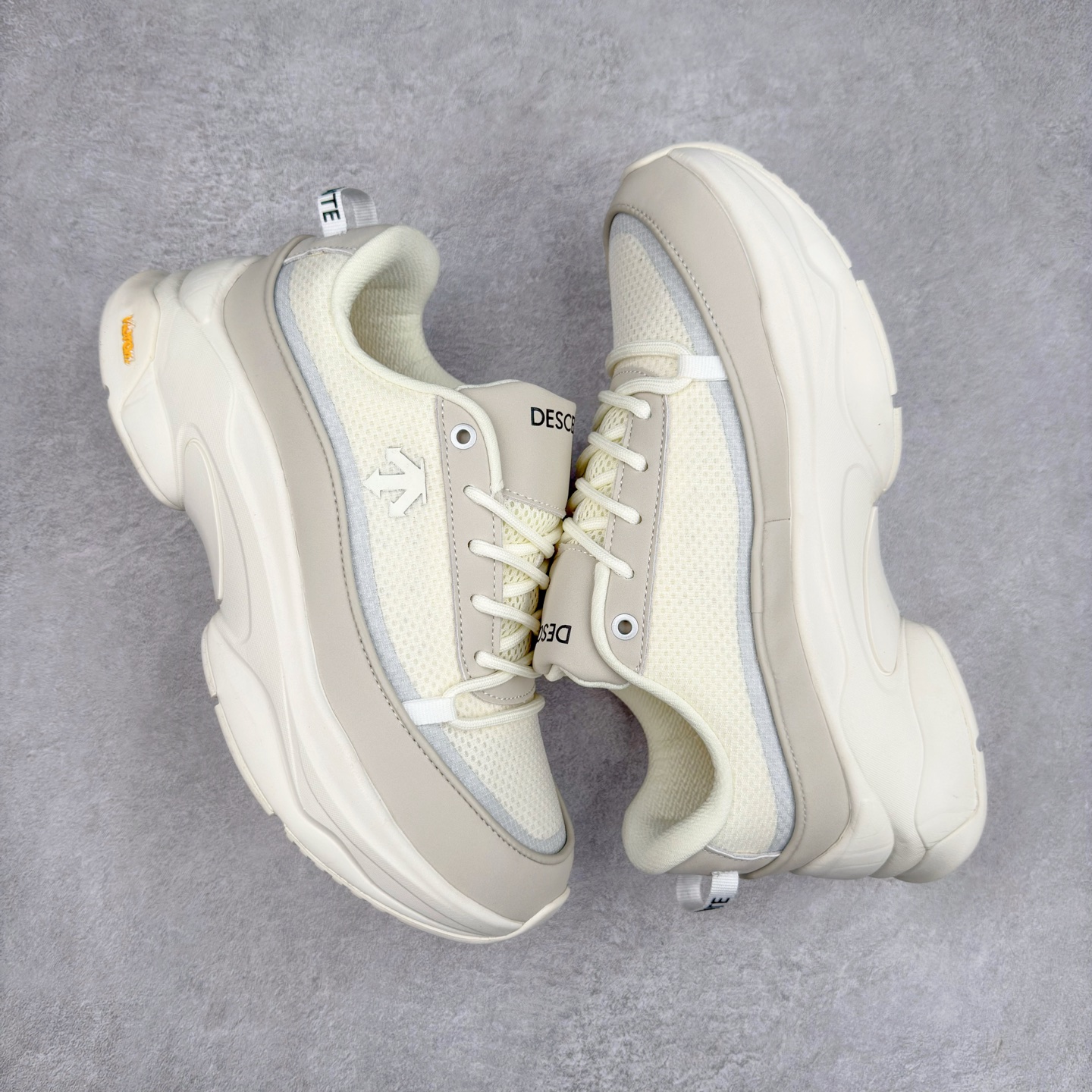 图片[3]-DESCENTE Dualis 迪桑特舒适百搭防滑耐磨 低帮生活休闲鞋 DESCENTE（迪桑特）创立于1935年，品牌名取自法语词汇，意为“滑降”。品牌箭头标识代表滑雪的三种技术“高速直线滑行”、“穿越”和“侧滑”，也寓意品牌在打造高端专业运动产品中不断追求完美的创新精神，致力于成为中国高端专业滑雪、综训、女子、铁人三项、高尔夫的第一品牌。尺码：36 36.5 37 38 38.5 39 40 40.5 41 42 42.5 43 44 44.5 45-选品中心