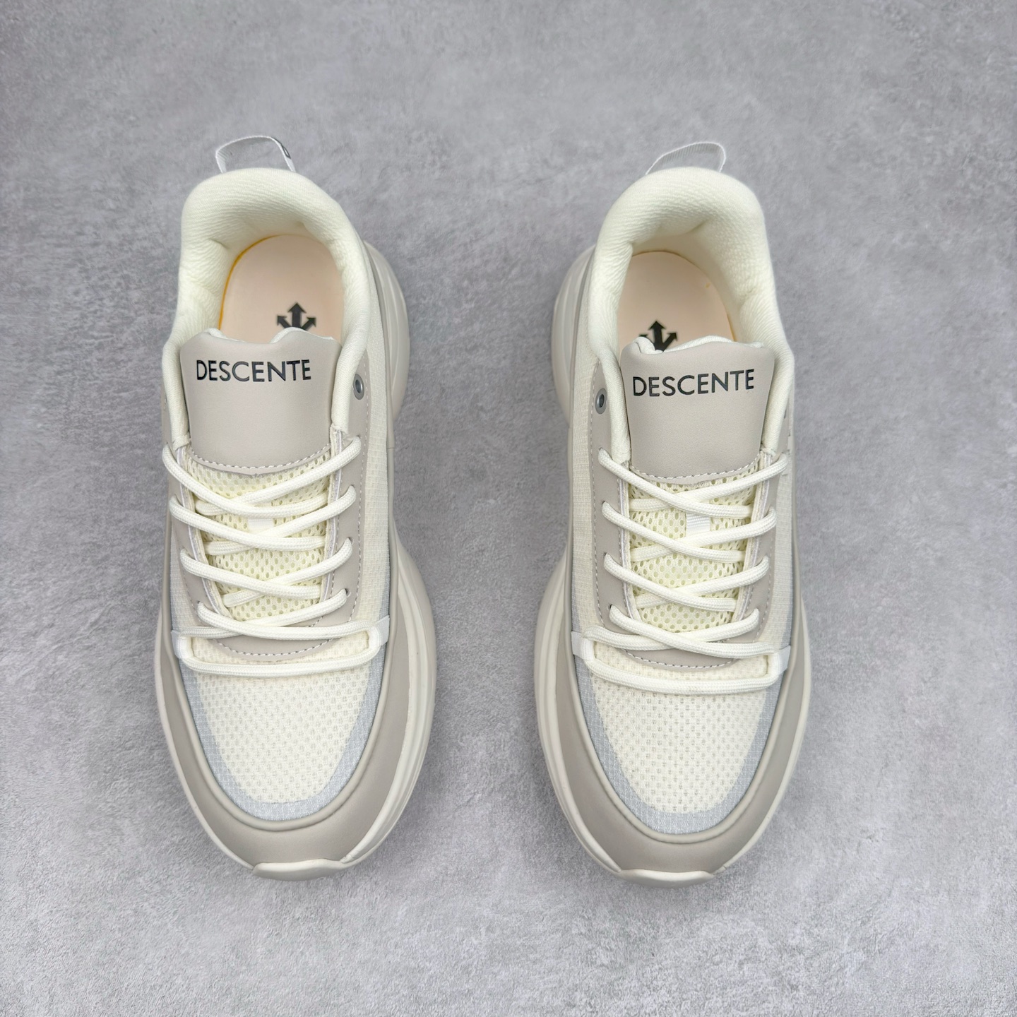 图片[2]-DESCENTE Dualis 迪桑特舒适百搭防滑耐磨 低帮生活休闲鞋 DESCENTE（迪桑特）创立于1935年，品牌名取自法语词汇，意为“滑降”。品牌箭头标识代表滑雪的三种技术“高速直线滑行”、“穿越”和“侧滑”，也寓意品牌在打造高端专业运动产品中不断追求完美的创新精神，致力于成为中国高端专业滑雪、综训、女子、铁人三项、高尔夫的第一品牌。尺码：36 36.5 37 38 38.5 39 40 40.5 41 42 42.5 43 44 44.5 45-选品中心