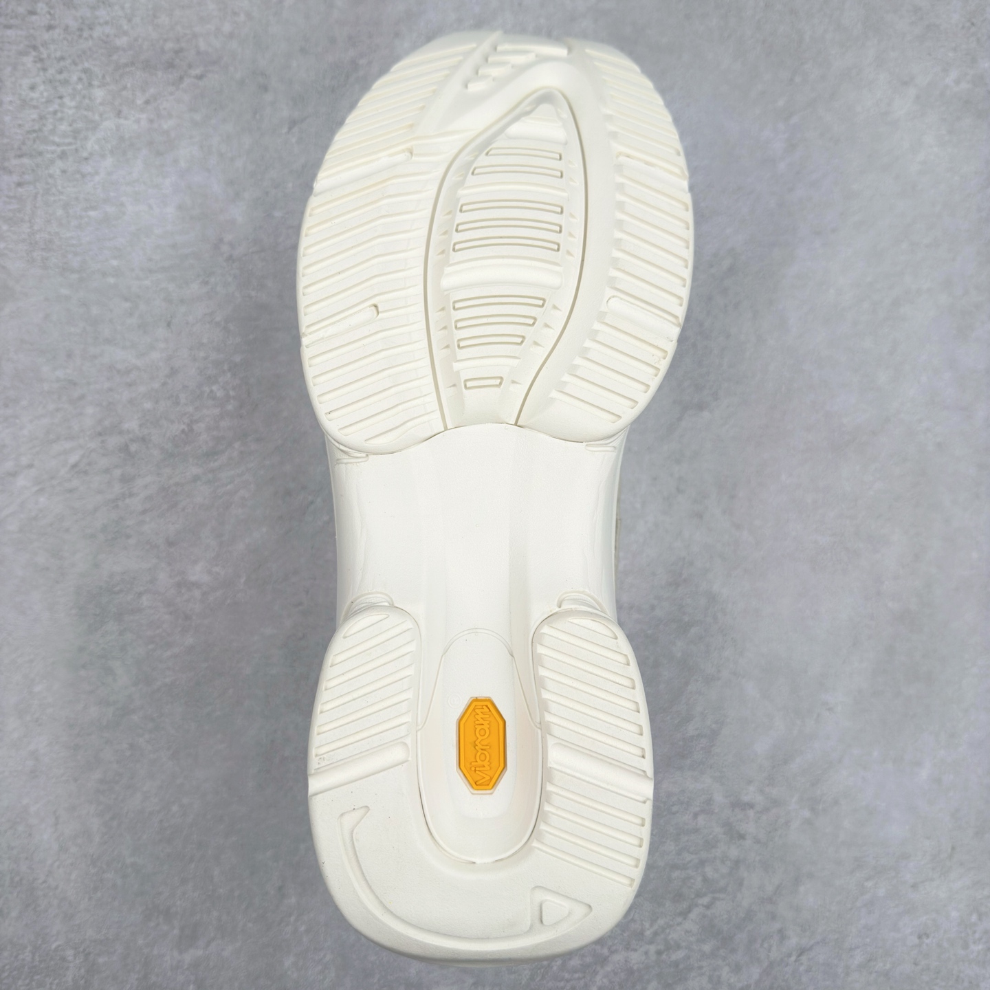 图片[9]-DESCENTE Dualis 迪桑特舒适百搭防滑耐磨 低帮生活休闲鞋 DESCENTE（迪桑特）创立于1935年，品牌名取自法语词汇，意为“滑降”。品牌箭头标识代表滑雪的三种技术“高速直线滑行”、“穿越”和“侧滑”，也寓意品牌在打造高端专业运动产品中不断追求完美的创新精神，致力于成为中国高端专业滑雪、综训、女子、铁人三项、高尔夫的第一品牌。尺码：36 36.5 37 38 38.5 39 40 40.5 41 42 42.5 43 44 44.5 45-选品中心