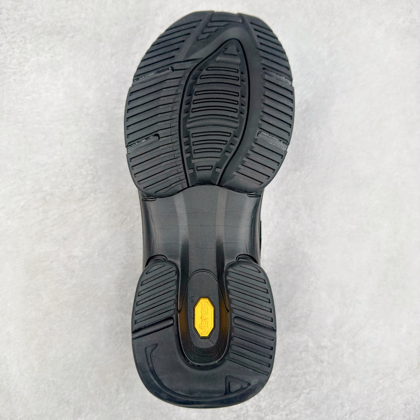 图片[9]-DESCENTE Dualis 迪桑特舒适百搭防滑耐磨 低帮生活休闲鞋 DESCENTE（迪桑特）创立于1935年，品牌名取自法语词汇，意为“滑降”。品牌箭头标识代表滑雪的三种技术“高速直线滑行”、“穿越”和“侧滑”，也寓意品牌在打造高端专业运动产品中不断追求完美的创新精神，致力于成为中国高端专业滑雪、综训、女子、铁人三项、高尔夫的第一品牌。尺码：36 36.5 37 38 38.5 39 40 40.5 41 42 42.5 43 44 44.5 45-选品中心