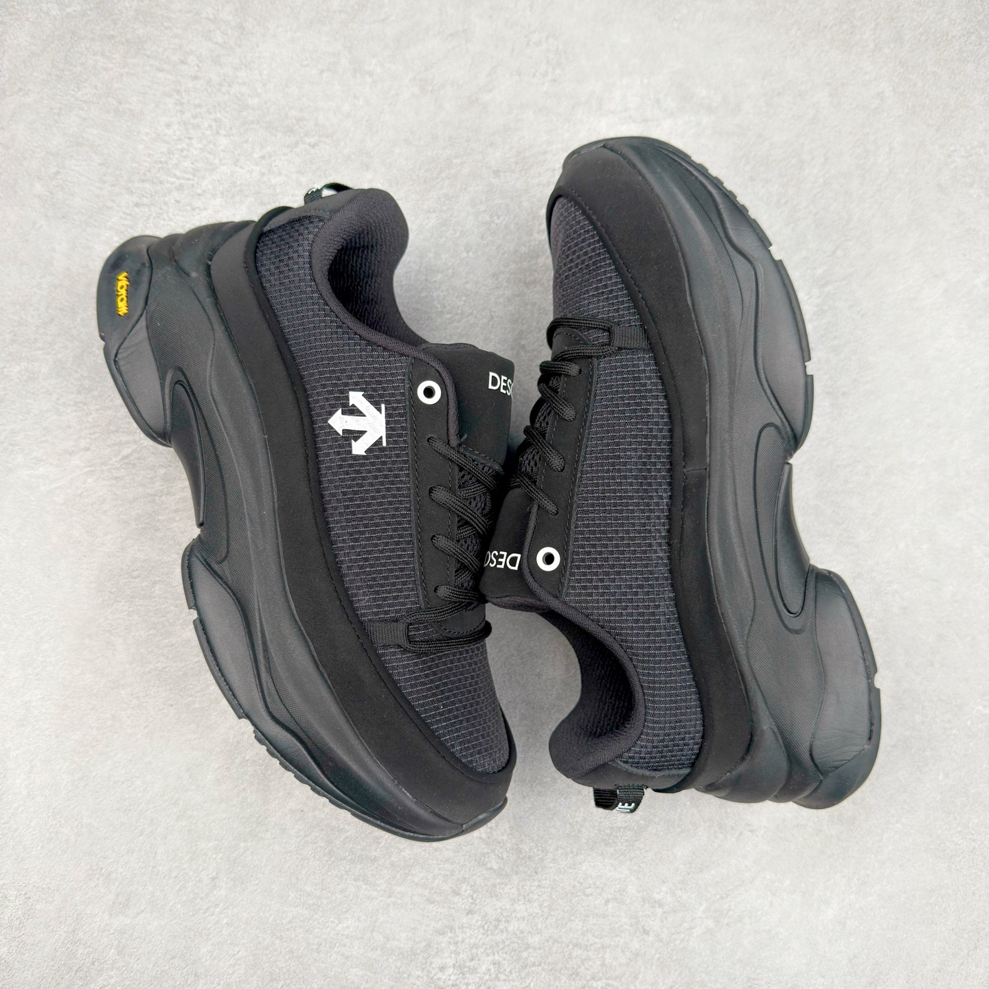 图片[3]-DESCENTE Dualis 迪桑特舒适百搭防滑耐磨 低帮生活休闲鞋 DESCENTE（迪桑特）创立于1935年，品牌名取自法语词汇，意为“滑降”。品牌箭头标识代表滑雪的三种技术“高速直线滑行”、“穿越”和“侧滑”，也寓意品牌在打造高端专业运动产品中不断追求完美的创新精神，致力于成为中国高端专业滑雪、综训、女子、铁人三项、高尔夫的第一品牌。尺码：36 36.5 37 38 38.5 39 40 40.5 41 42 42.5 43 44 44.5 45-选品中心