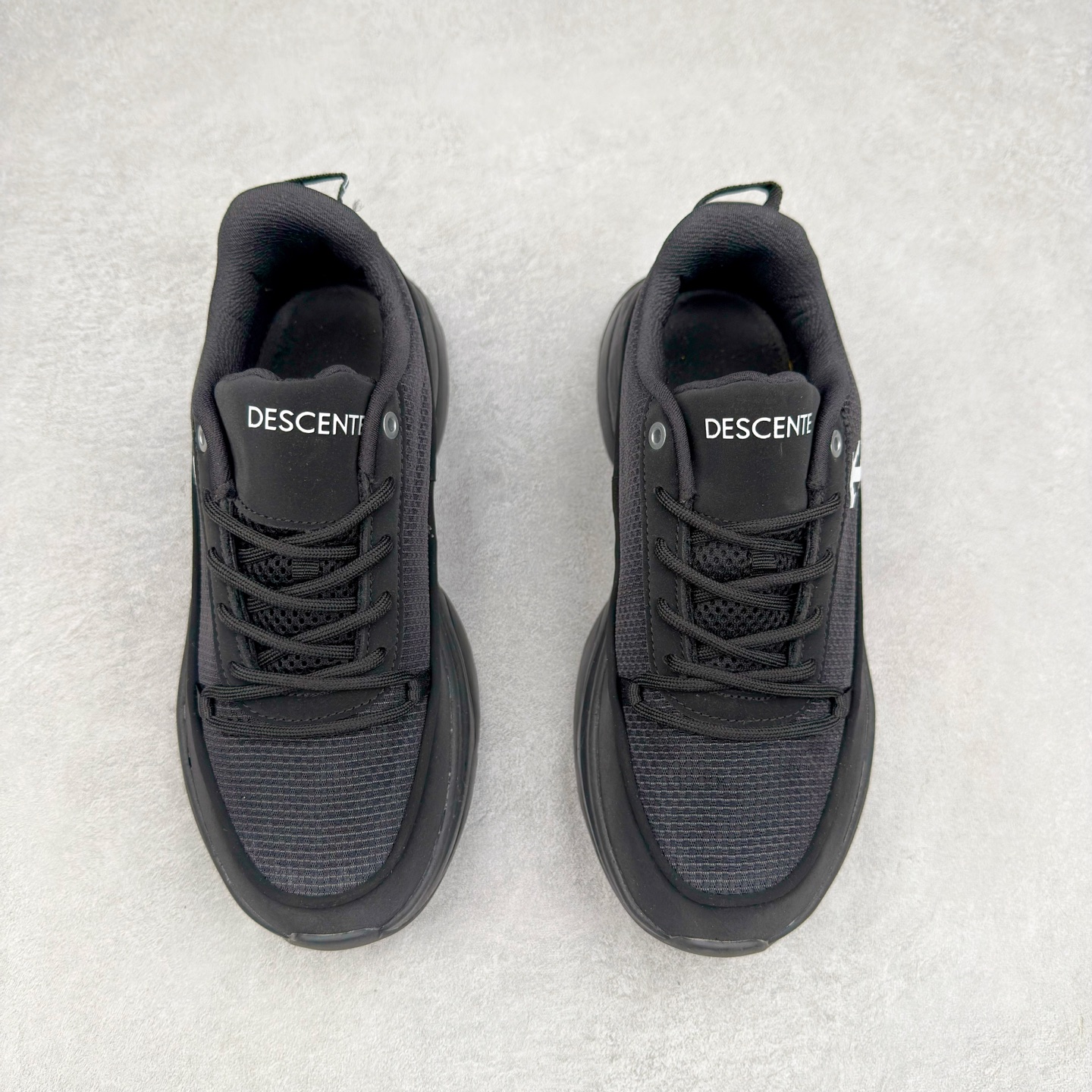图片[2]-DESCENTE Dualis 迪桑特舒适百搭防滑耐磨 低帮生活休闲鞋 DESCENTE（迪桑特）创立于1935年，品牌名取自法语词汇，意为“滑降”。品牌箭头标识代表滑雪的三种技术“高速直线滑行”、“穿越”和“侧滑”，也寓意品牌在打造高端专业运动产品中不断追求完美的创新精神，致力于成为中国高端专业滑雪、综训、女子、铁人三项、高尔夫的第一品牌。尺码：36 36.5 37 38 38.5 39 40 40.5 41 42 42.5 43 44 44.5 45-选品中心