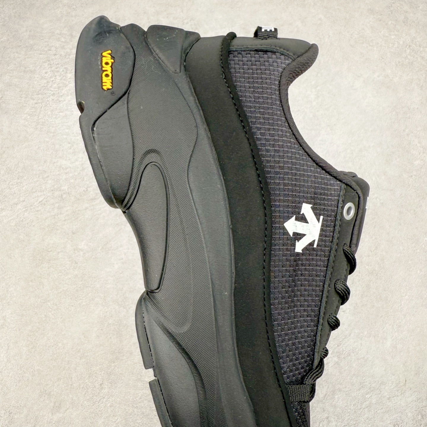 图片[6]-DESCENTE Dualis 迪桑特舒适百搭防滑耐磨 低帮生活休闲鞋 DESCENTE（迪桑特）创立于1935年，品牌名取自法语词汇，意为“滑降”。品牌箭头标识代表滑雪的三种技术“高速直线滑行”、“穿越”和“侧滑”，也寓意品牌在打造高端专业运动产品中不断追求完美的创新精神，致力于成为中国高端专业滑雪、综训、女子、铁人三项、高尔夫的第一品牌。尺码：36 36.5 37 38 38.5 39 40 40.5 41 42 42.5 43 44 44.5 45-选品中心