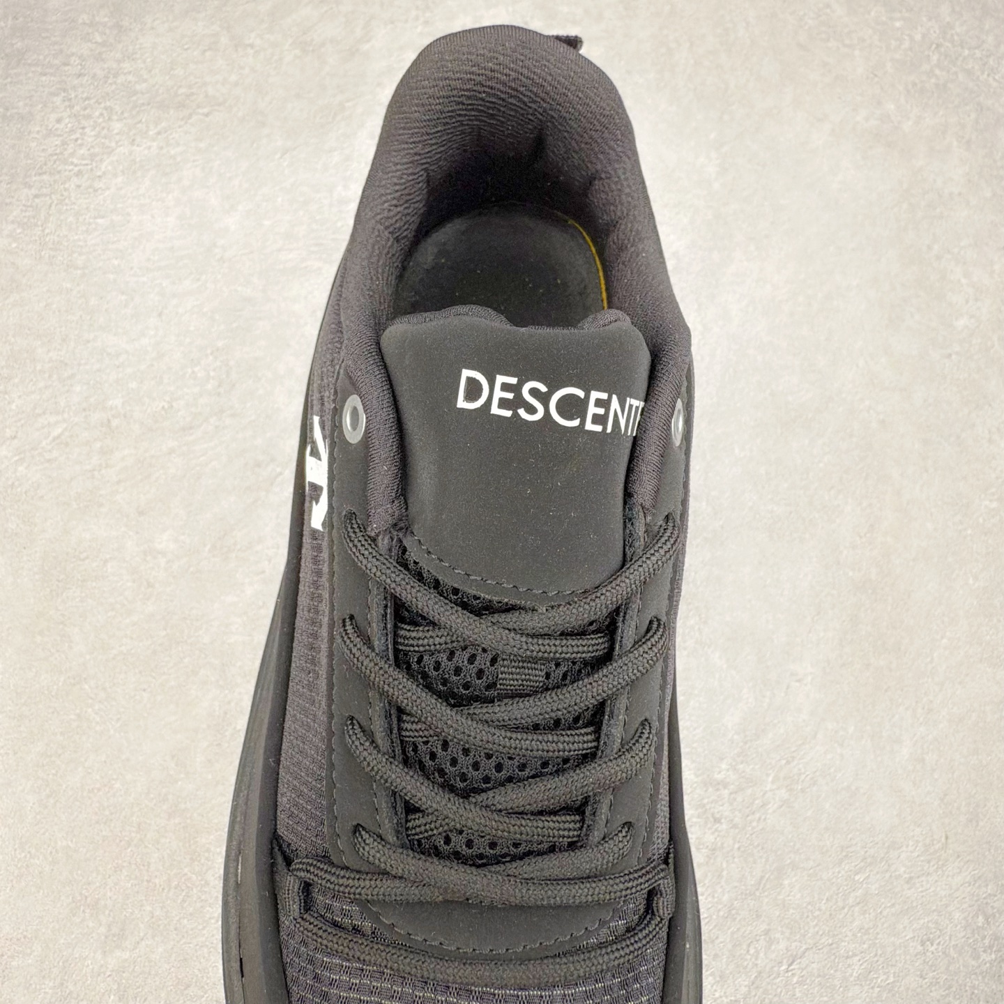 图片[5]-DESCENTE Dualis 迪桑特舒适百搭防滑耐磨 低帮生活休闲鞋 DESCENTE（迪桑特）创立于1935年，品牌名取自法语词汇，意为“滑降”。品牌箭头标识代表滑雪的三种技术“高速直线滑行”、“穿越”和“侧滑”，也寓意品牌在打造高端专业运动产品中不断追求完美的创新精神，致力于成为中国高端专业滑雪、综训、女子、铁人三项、高尔夫的第一品牌。尺码：36 36.5 37 38 38.5 39 40 40.5 41 42 42.5 43 44 44.5 45-选品中心