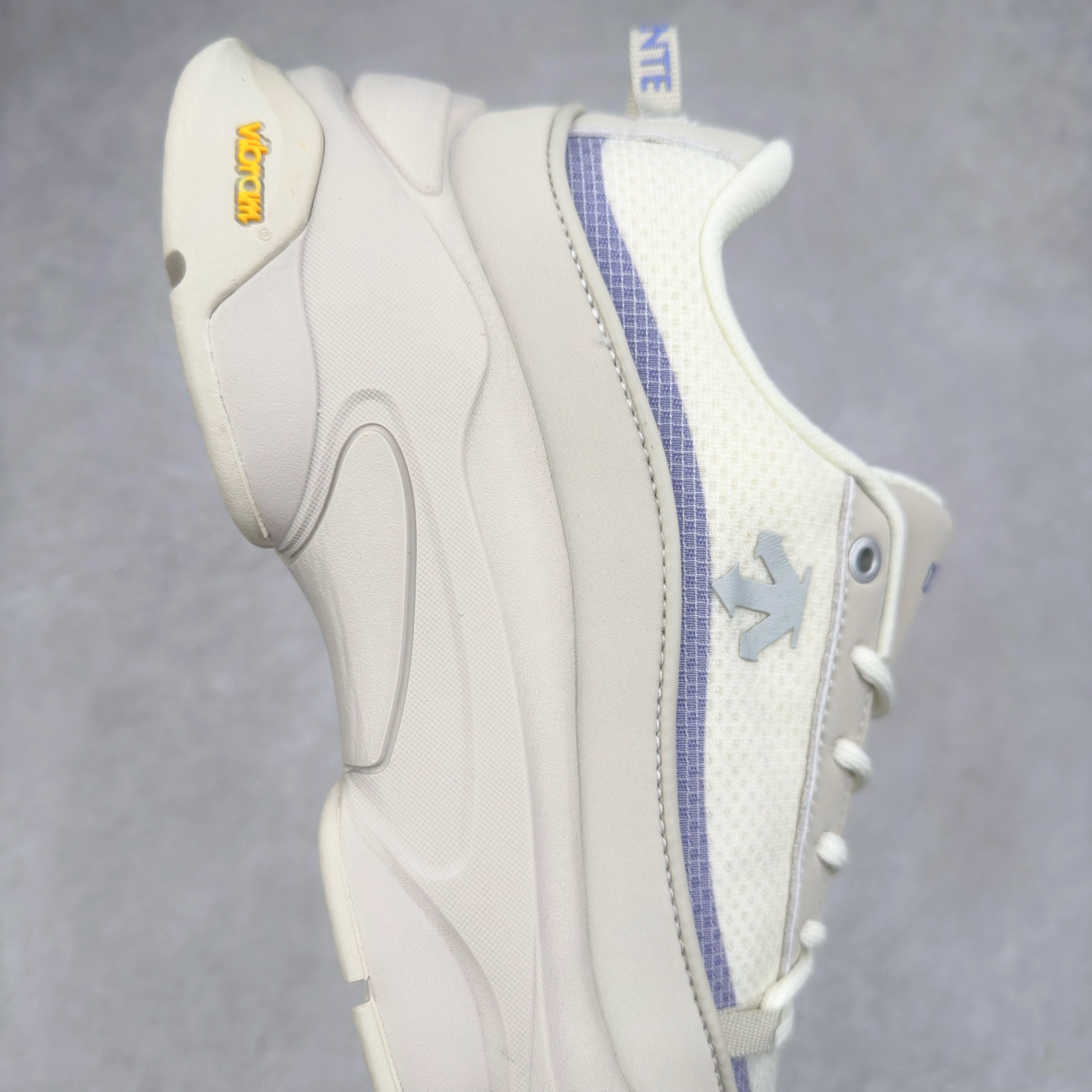 图片[6]-DESCENTE Dualis 迪桑特舒适百搭防滑耐磨 低帮生活休闲鞋 DESCENTE（迪桑特）创立于1935年，品牌名取自法语词汇，意为“滑降”。品牌箭头标识代表滑雪的三种技术“高速直线滑行”、“穿越”和“侧滑”，也寓意品牌在打造高端专业运动产品中不断追求完美的创新精神，致力于成为中国高端专业滑雪、综训、女子、铁人三项、高尔夫的第一品牌。尺码：36 36.5 37 38 38.5 39 40 40.5 41 42 42.5 43 44 44.5 45-选品中心