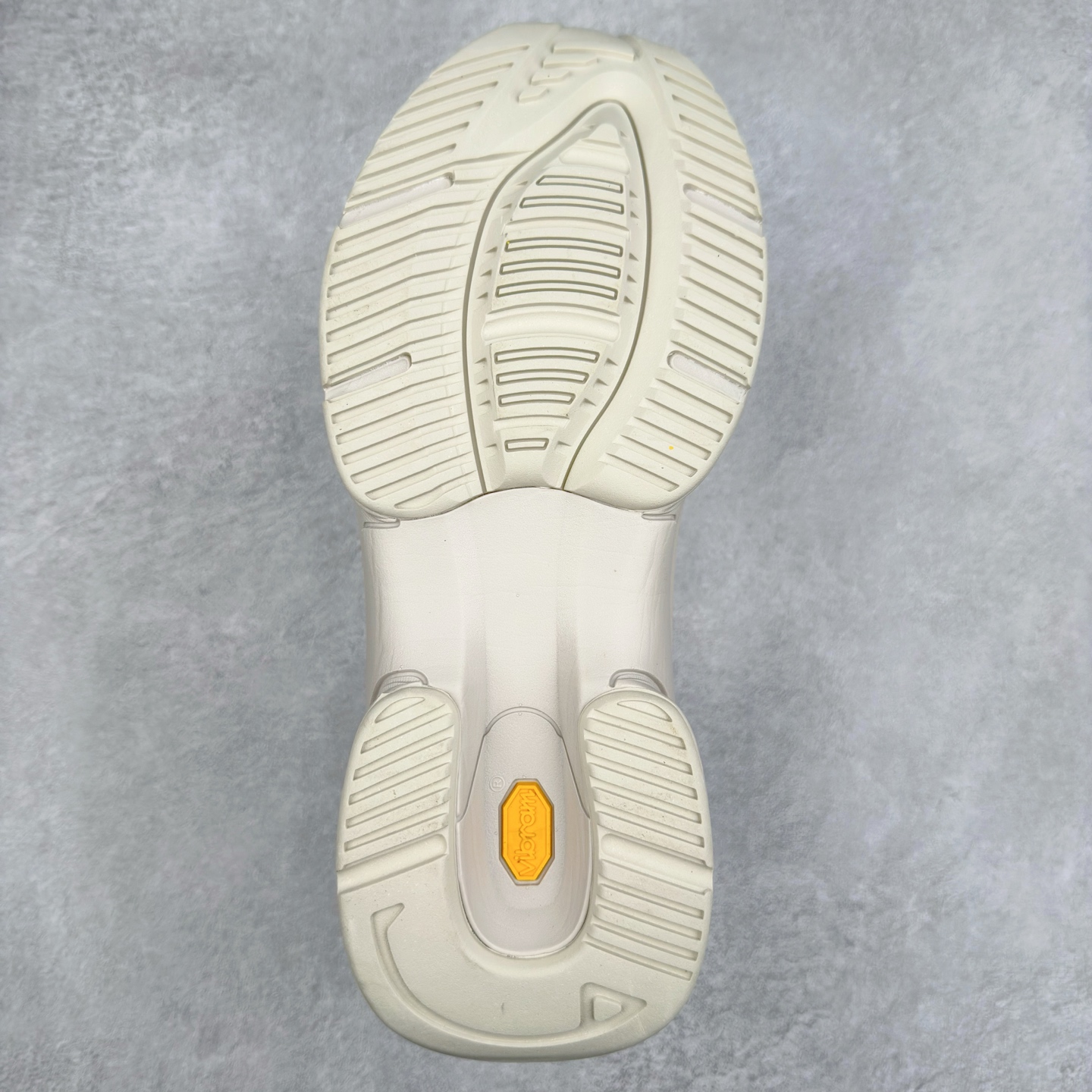 图片[9]-DESCENTE Dualis 迪桑特舒适百搭防滑耐磨 低帮生活休闲鞋 DESCENTE（迪桑特）创立于1935年，品牌名取自法语词汇，意为“滑降”。品牌箭头标识代表滑雪的三种技术“高速直线滑行”、“穿越”和“侧滑”，也寓意品牌在打造高端专业运动产品中不断追求完美的创新精神，致力于成为中国高端专业滑雪、综训、女子、铁人三项、高尔夫的第一品牌。尺码：36 36.5 37 38 38.5 39 40 40.5 41 42 42.5 43 44 44.5 45-选品中心