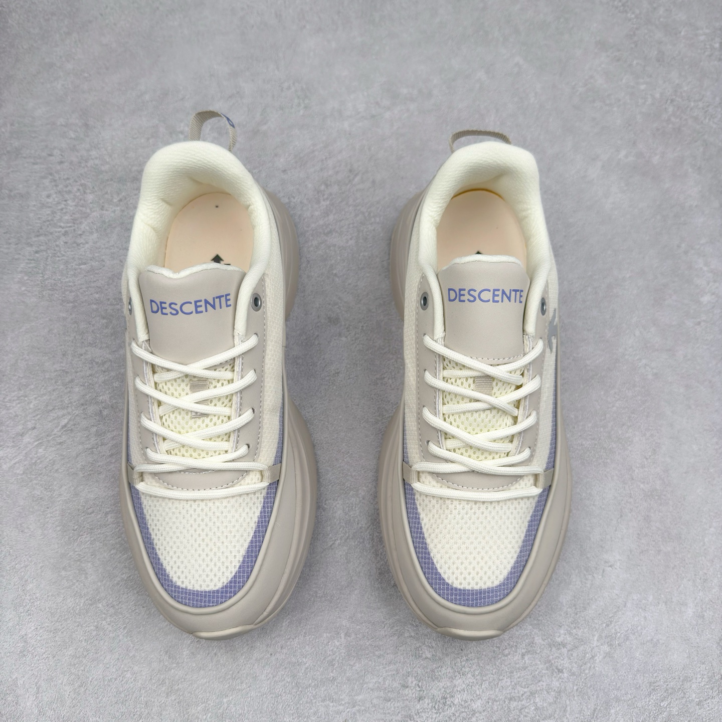 图片[2]-DESCENTE Dualis 迪桑特舒适百搭防滑耐磨 低帮生活休闲鞋 DESCENTE（迪桑特）创立于1935年，品牌名取自法语词汇，意为“滑降”。品牌箭头标识代表滑雪的三种技术“高速直线滑行”、“穿越”和“侧滑”，也寓意品牌在打造高端专业运动产品中不断追求完美的创新精神，致力于成为中国高端专业滑雪、综训、女子、铁人三项、高尔夫的第一品牌。尺码：36 36.5 37 38 38.5 39 40 40.5 41 42 42.5 43 44 44.5 45-选品中心