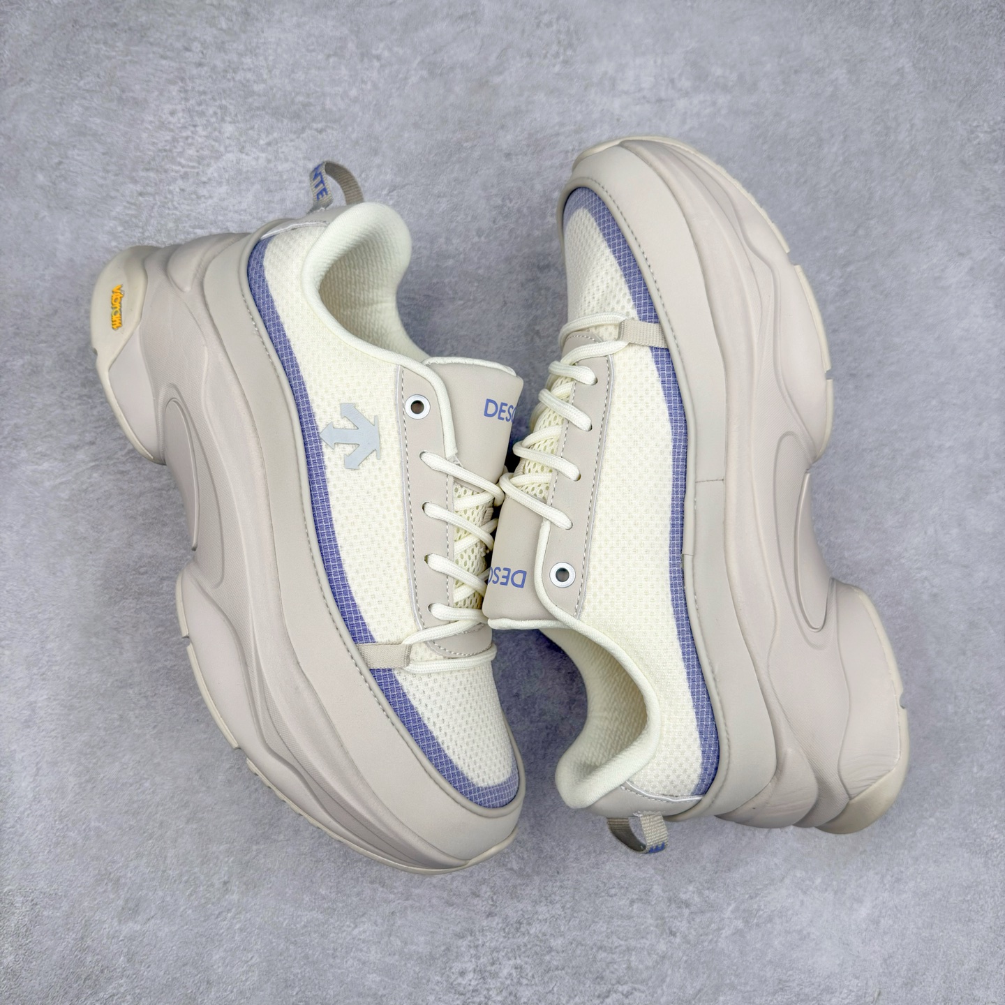 图片[3]-DESCENTE Dualis 迪桑特舒适百搭防滑耐磨 低帮生活休闲鞋 DESCENTE（迪桑特）创立于1935年，品牌名取自法语词汇，意为“滑降”。品牌箭头标识代表滑雪的三种技术“高速直线滑行”、“穿越”和“侧滑”，也寓意品牌在打造高端专业运动产品中不断追求完美的创新精神，致力于成为中国高端专业滑雪、综训、女子、铁人三项、高尔夫的第一品牌。尺码：36 36.5 37 38 38.5 39 40 40.5 41 42 42.5 43 44 44.5 45-选品中心