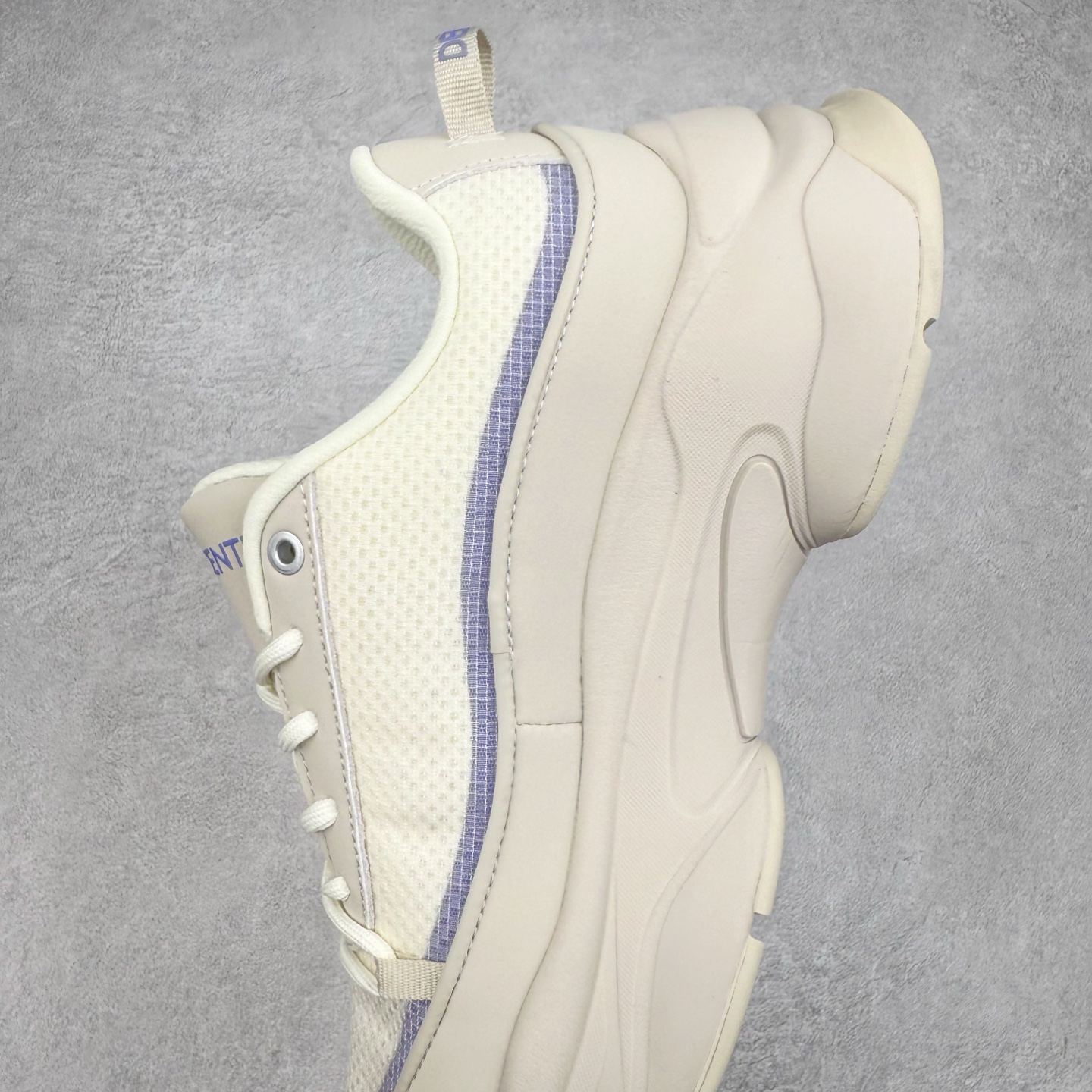 图片[7]-DESCENTE Dualis 迪桑特舒适百搭防滑耐磨 低帮生活休闲鞋 DESCENTE（迪桑特）创立于1935年，品牌名取自法语词汇，意为“滑降”。品牌箭头标识代表滑雪的三种技术“高速直线滑行”、“穿越”和“侧滑”，也寓意品牌在打造高端专业运动产品中不断追求完美的创新精神，致力于成为中国高端专业滑雪、综训、女子、铁人三项、高尔夫的第一品牌。尺码：36 36.5 37 38 38.5 39 40 40.5 41 42 42.5 43 44 44.5 45-选品中心