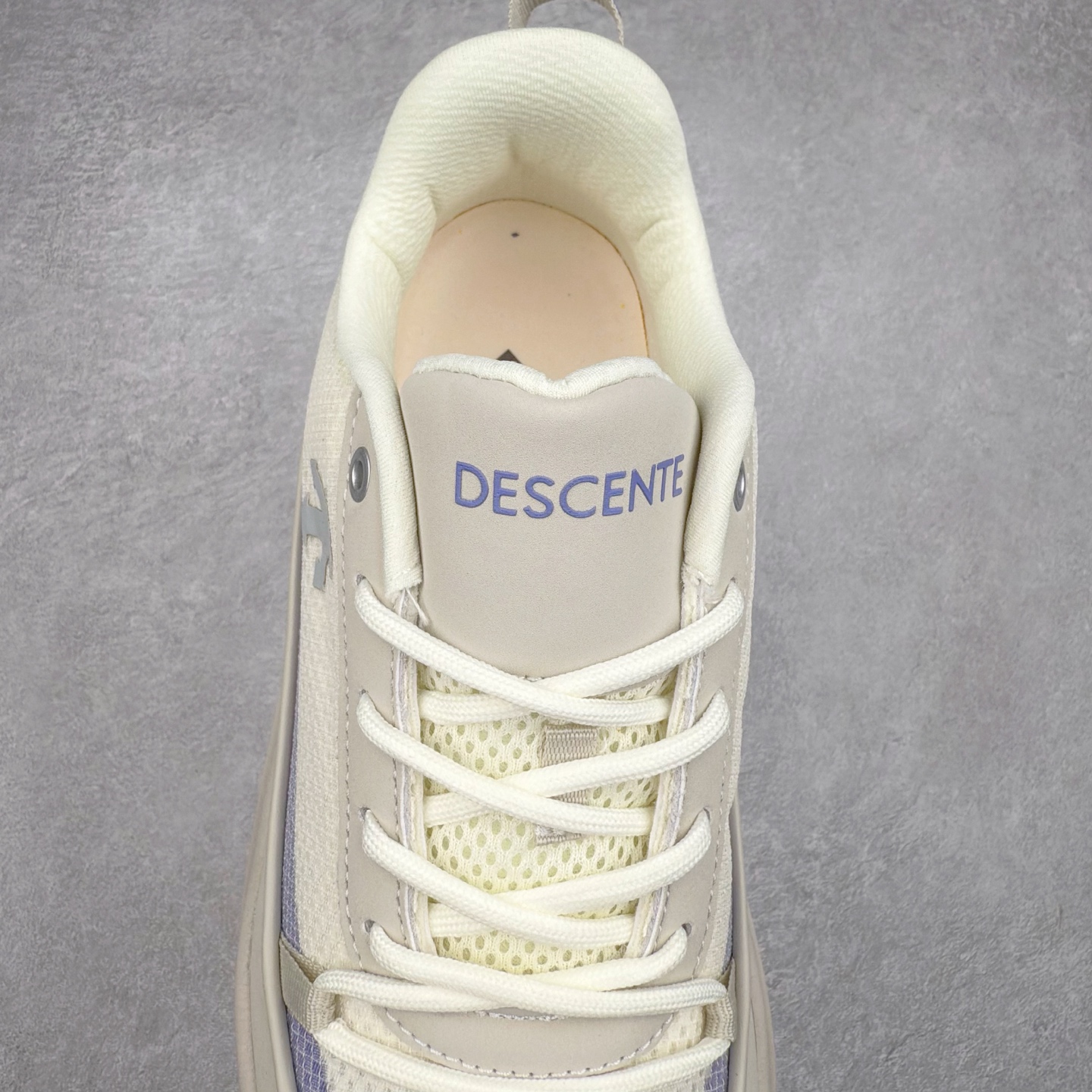 图片[5]-DESCENTE Dualis 迪桑特舒适百搭防滑耐磨 低帮生活休闲鞋 DESCENTE（迪桑特）创立于1935年，品牌名取自法语词汇，意为“滑降”。品牌箭头标识代表滑雪的三种技术“高速直线滑行”、“穿越”和“侧滑”，也寓意品牌在打造高端专业运动产品中不断追求完美的创新精神，致力于成为中国高端专业滑雪、综训、女子、铁人三项、高尔夫的第一品牌。尺码：36 36.5 37 38 38.5 39 40 40.5 41 42 42.5 43 44 44.5 45-选品中心