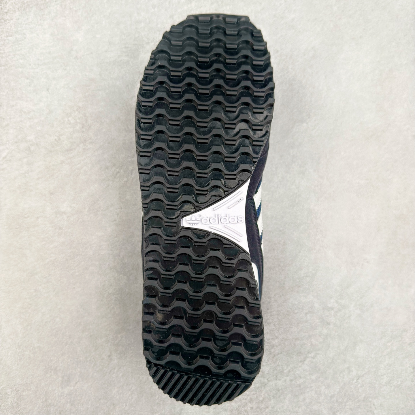 图片[9]-AD Original ZX750 经典复古情侣跑鞋 经典采用多种材料混合以及多种颜色的混搭元素的设计理念并沿袭ZX系列传统 采用热塑性聚氨酯橡胶（TPU）鞋跟笼，搭配EVA中底，穿着舒适 更有全系标配舒适OrthoLite®鞋垫和橡胶外底！尺码：36 36.5 37 38 38.5 39 40 40.5 41 42 42.5 43 44 44.5 45-选品中心