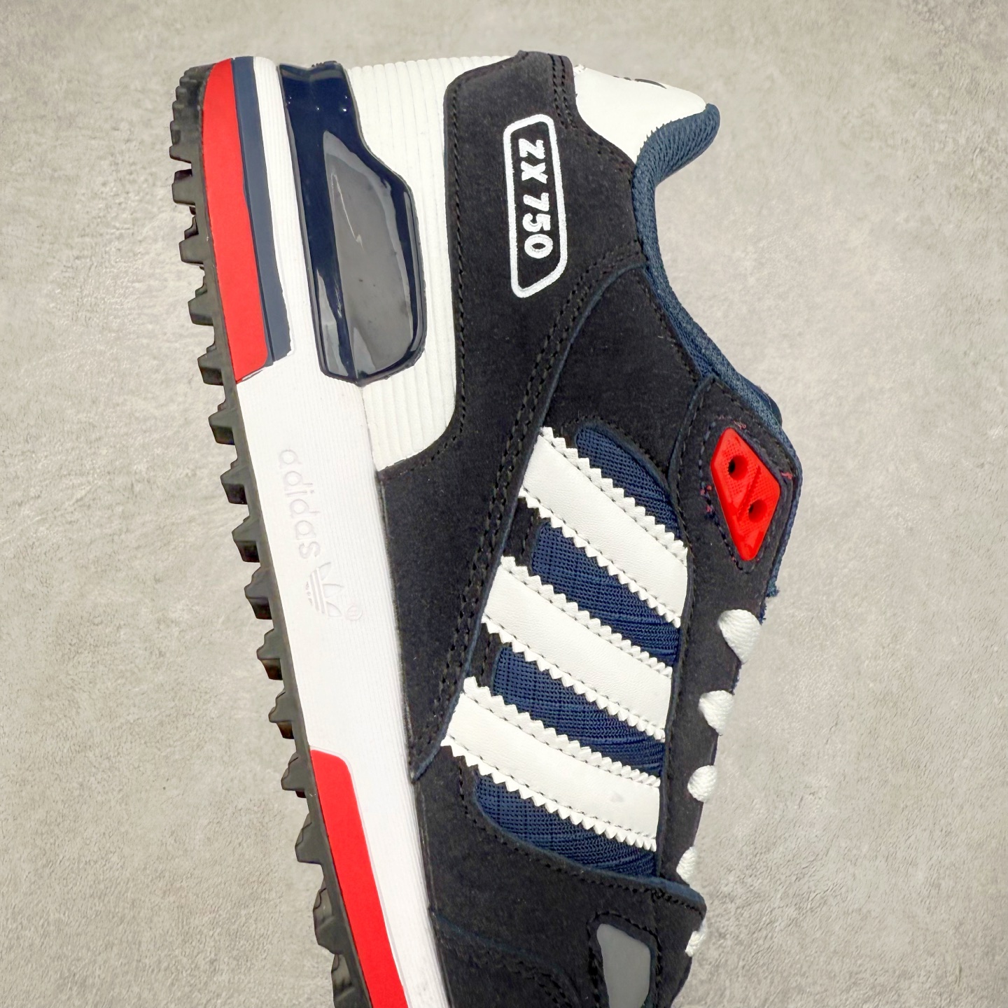 图片[6]-AD Original ZX750 经典复古情侣跑鞋 经典采用多种材料混合以及多种颜色的混搭元素的设计理念并沿袭ZX系列传统 采用热塑性聚氨酯橡胶（TPU）鞋跟笼，搭配EVA中底，穿着舒适 更有全系标配舒适OrthoLite®鞋垫和橡胶外底！尺码：36 36.5 37 38 38.5 39 40 40.5 41 42 42.5 43 44 44.5 45-选品中心