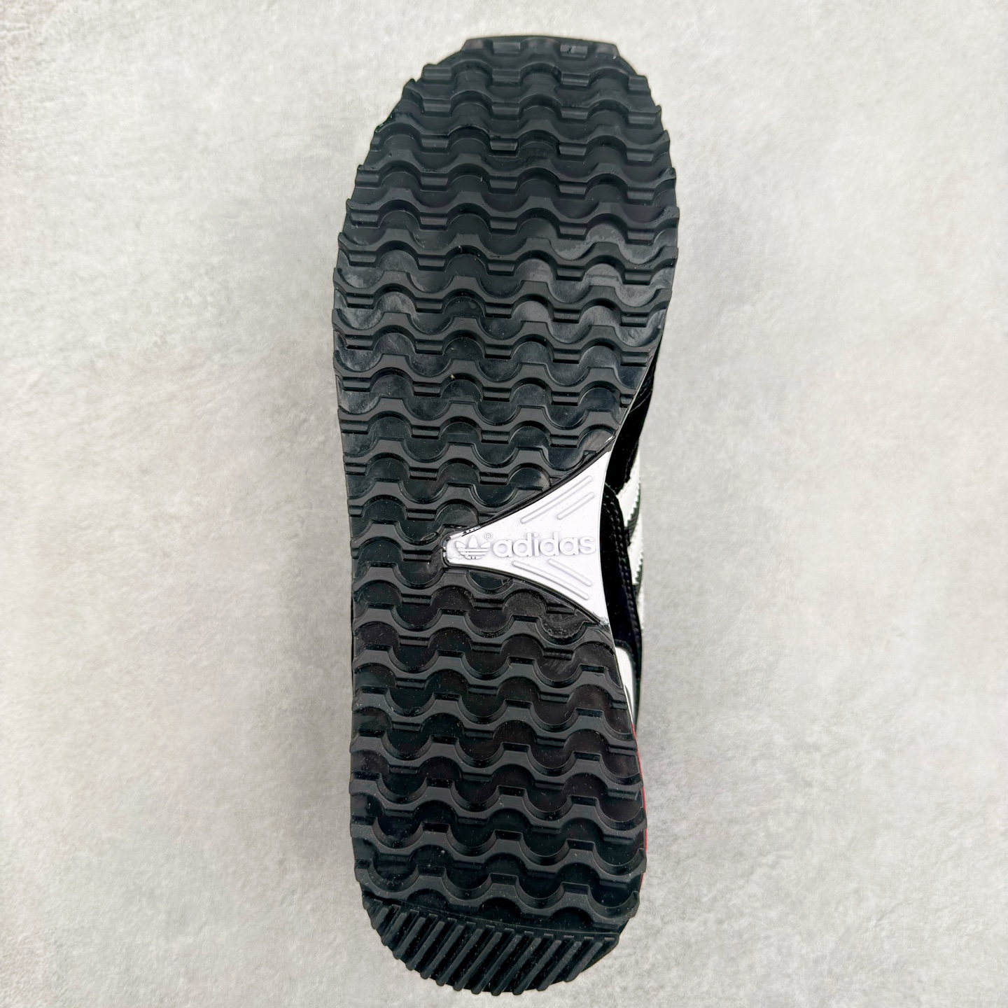 图片[9]-AD Original ZX750 经典复古情侣跑鞋 经典采用多种材料混合以及多种颜色的混搭元素的设计理念并沿袭ZX系列传统 采用热塑性聚氨酯橡胶（TPU）鞋跟笼，搭配EVA中底，穿着舒适 更有全系标配舒适OrthoLite®鞋垫和橡胶外底！尺码：36 36.5 37 38 38.5 39 40 40.5 41 42 42.5 43 44 44.5 45-选品中心