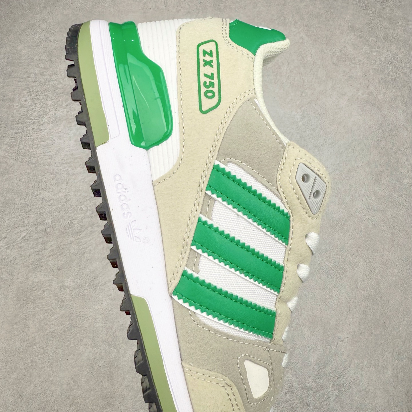 图片[6]-AD Original ZX750 经典复古情侣跑鞋 经典采用多种材料混合以及多种颜色的混搭元素的设计理念并沿袭ZX系列传统 采用热塑性聚氨酯橡胶（TPU）鞋跟笼，搭配EVA中底，穿着舒适 更有全系标配舒适OrthoLite®鞋垫和橡胶外底！尺码：36 36.5 37 38 38.5 39 40 40.5 41 42 42.5 43 44 44.5 45-选品中心