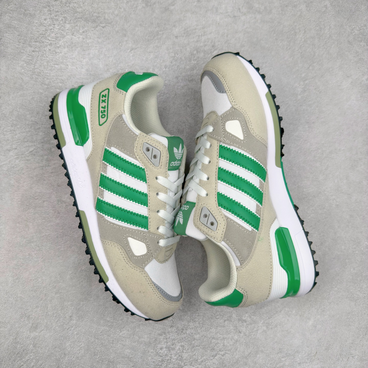 图片[3]-AD Original ZX750 经典复古情侣跑鞋 经典采用多种材料混合以及多种颜色的混搭元素的设计理念并沿袭ZX系列传统 采用热塑性聚氨酯橡胶（TPU）鞋跟笼，搭配EVA中底，穿着舒适 更有全系标配舒适OrthoLite®鞋垫和橡胶外底！尺码：36 36.5 37 38 38.5 39 40 40.5 41 42 42.5 43 44 44.5 45-选品中心