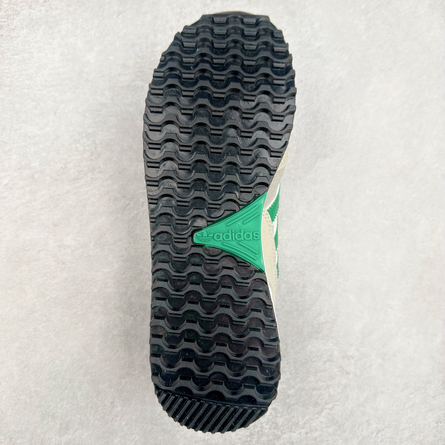 图片[9]-AD Original ZX750 经典复古情侣跑鞋 经典采用多种材料混合以及多种颜色的混搭元素的设计理念并沿袭ZX系列传统 采用热塑性聚氨酯橡胶（TPU）鞋跟笼，搭配EVA中底，穿着舒适 更有全系标配舒适OrthoLite®鞋垫和橡胶外底！尺码：36 36.5 37 38 38.5 39 40 40.5 41 42 42.5 43 44 44.5 45-选品中心