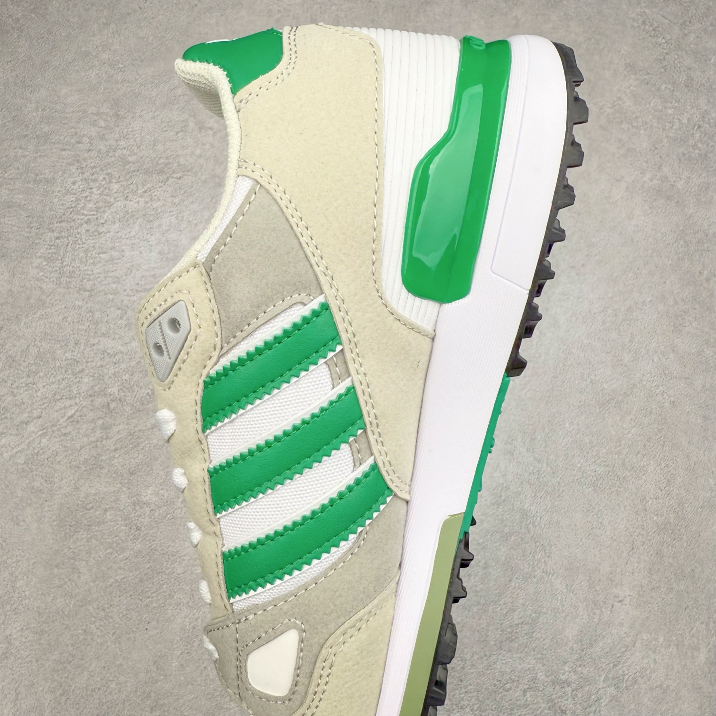 图片[7]-AD Original ZX750 经典复古情侣跑鞋 经典采用多种材料混合以及多种颜色的混搭元素的设计理念并沿袭ZX系列传统 采用热塑性聚氨酯橡胶（TPU）鞋跟笼，搭配EVA中底，穿着舒适 更有全系标配舒适OrthoLite®鞋垫和橡胶外底！尺码：36 36.5 37 38 38.5 39 40 40.5 41 42 42.5 43 44 44.5 45-选品中心